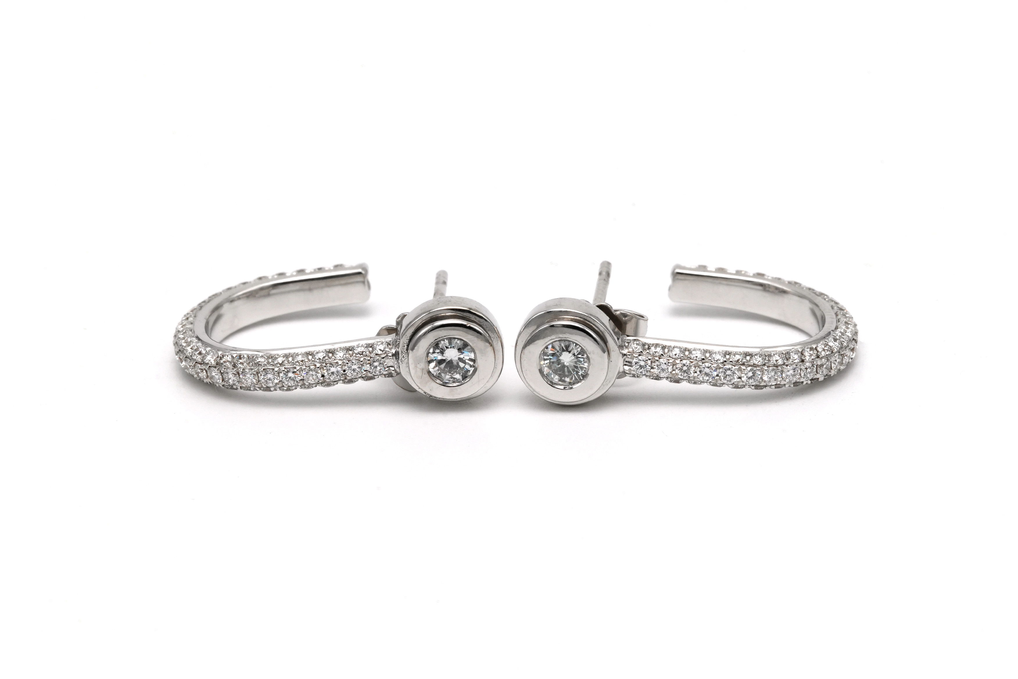 Boucles d'oreilles contemporaines en or blanc 18 carats serties de diamants "taille" brillant (+-0.888ct)