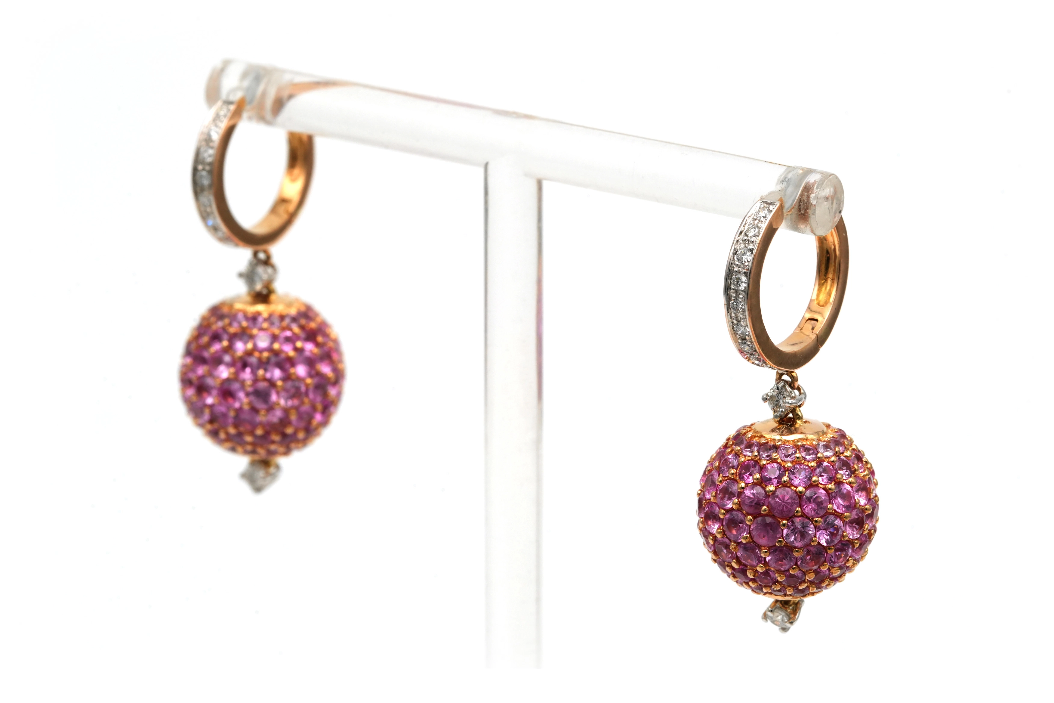 Boucles d'oreilles contemporaines en or rose 18 carats serties de saphirs roses et de diamants "taille" brillant (+-0.34ct) - 3