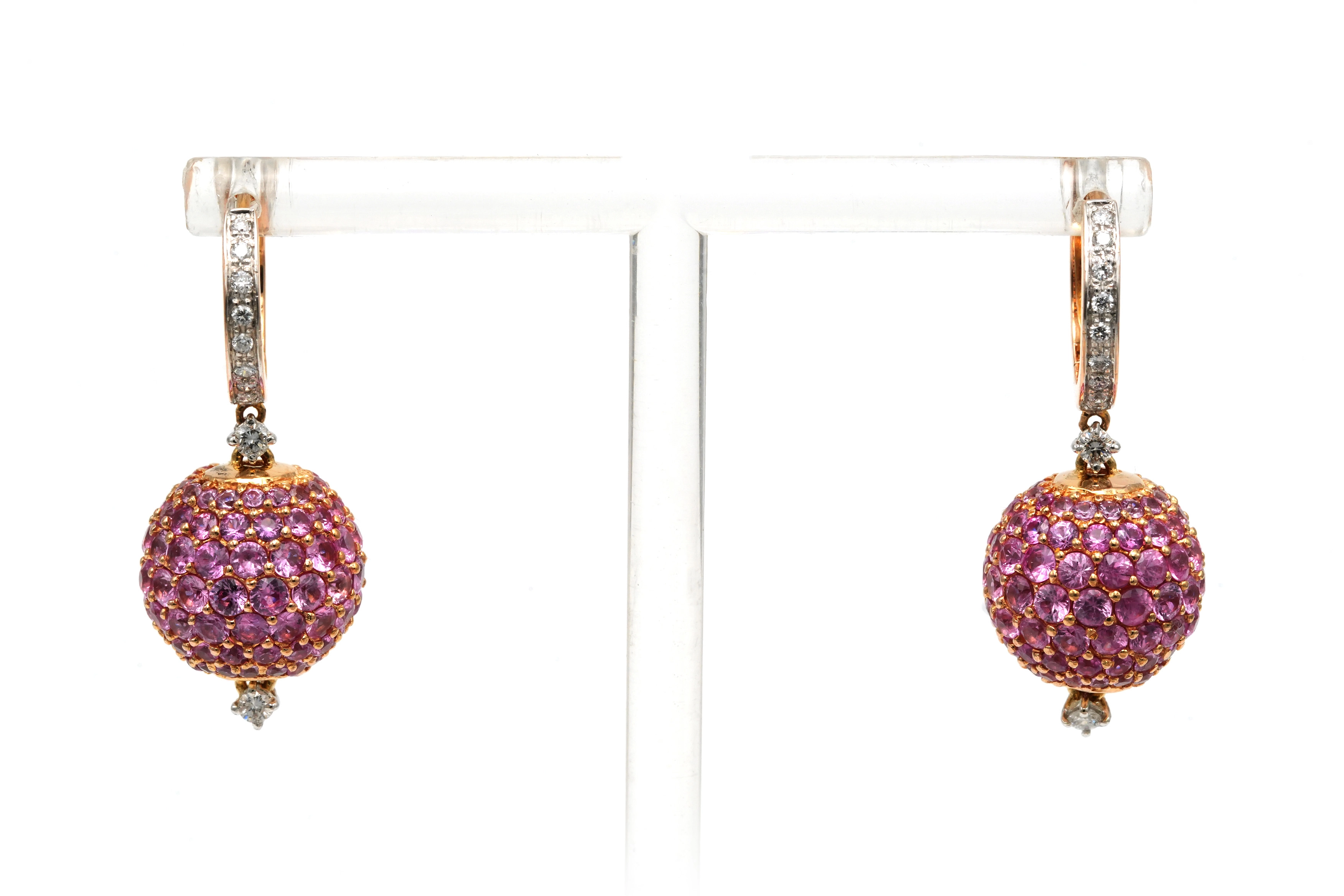 Boucles d'oreilles contemporaines en or rose 18 carats serties de saphirs roses et de diamants "taille" brillant (+-0.34ct) - 2
