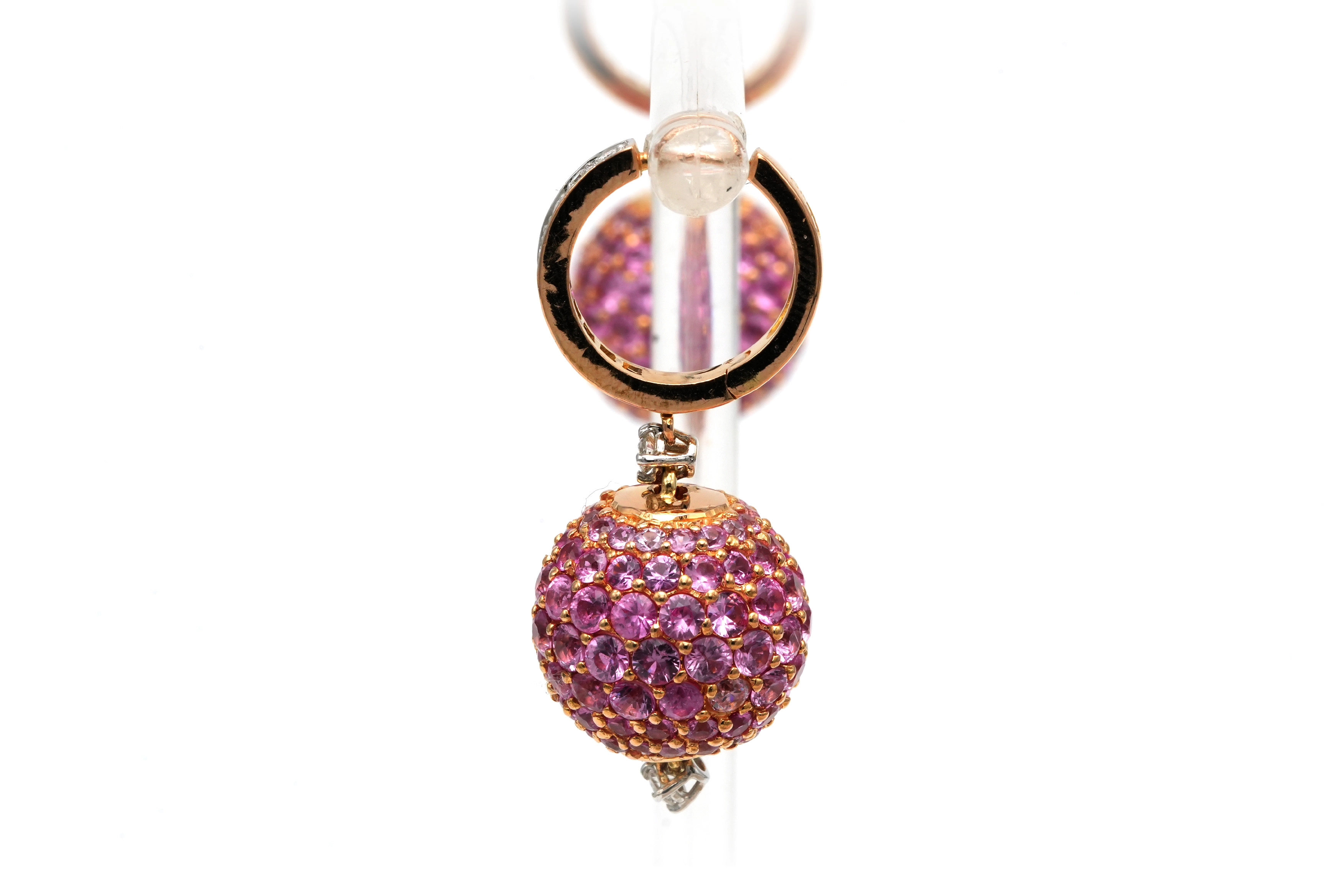 Boucles d'oreilles contemporaines en or rose 18 carats serties de saphirs roses et de diamants "taille" brillant (+-0.34ct) - 4