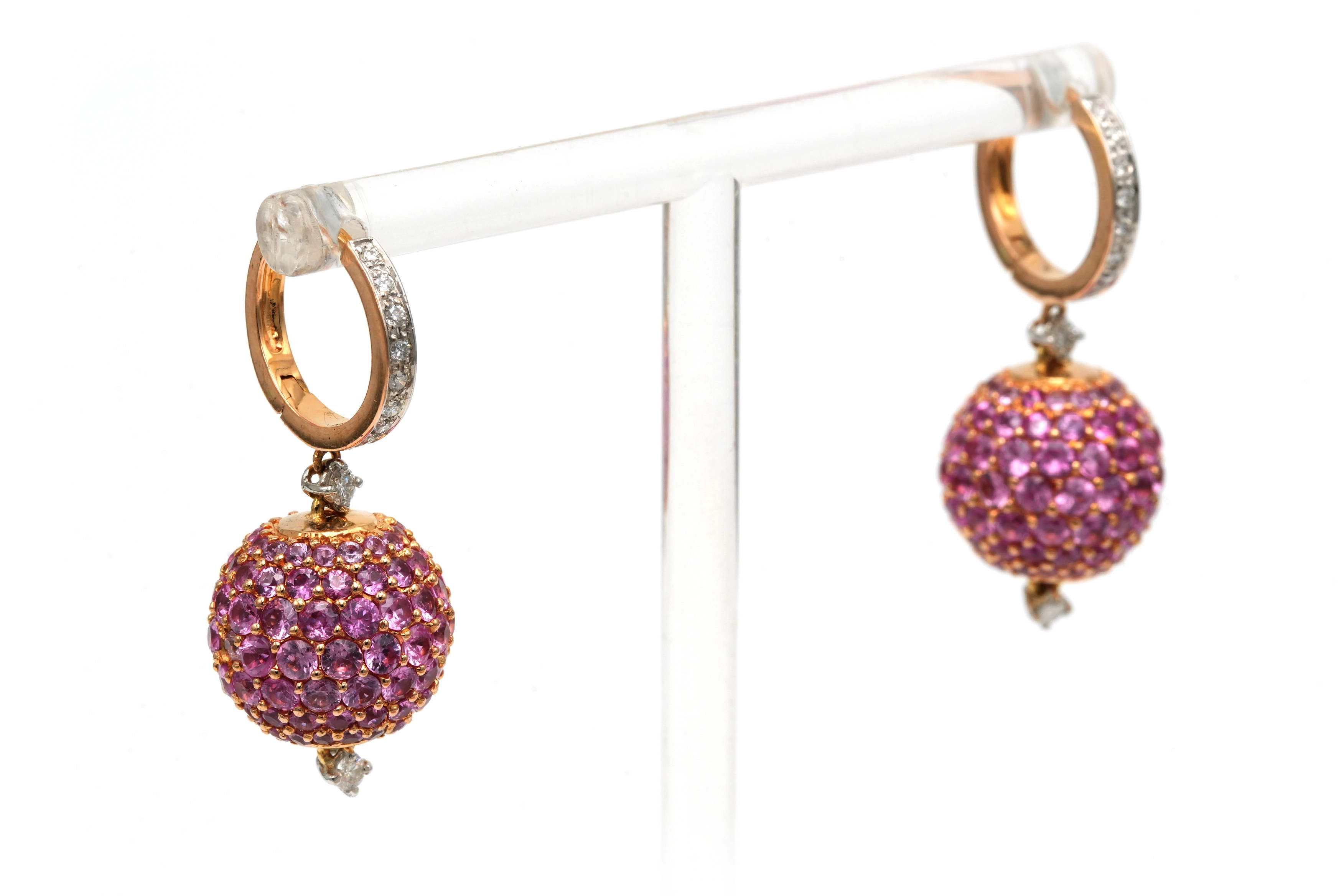 Boucles d'oreilles contemporaines en or rose 18 carats serties de saphirs roses et de diamants "taille" brillant (+-0.34ct) - 7