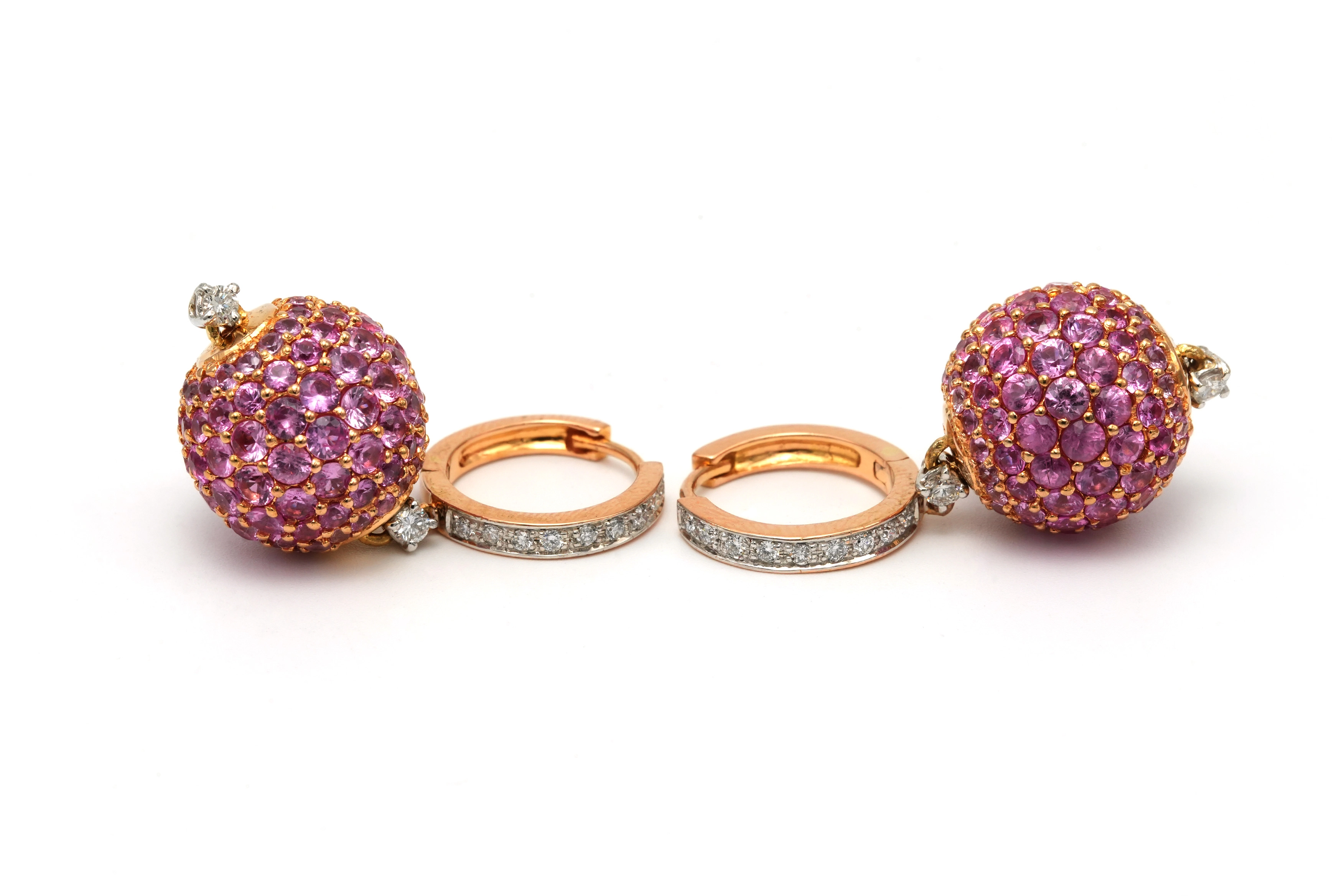 Boucles d'oreilles contemporaines en or rose 18 carats serties de saphirs roses et de diamants "taille" brillant (+-0.34ct)