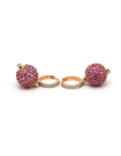 Boucles d'oreilles contemporaines en or rose 18 carats serties de saphirs roses et de diamants "taille" brillant (+-0.34ct) - 1