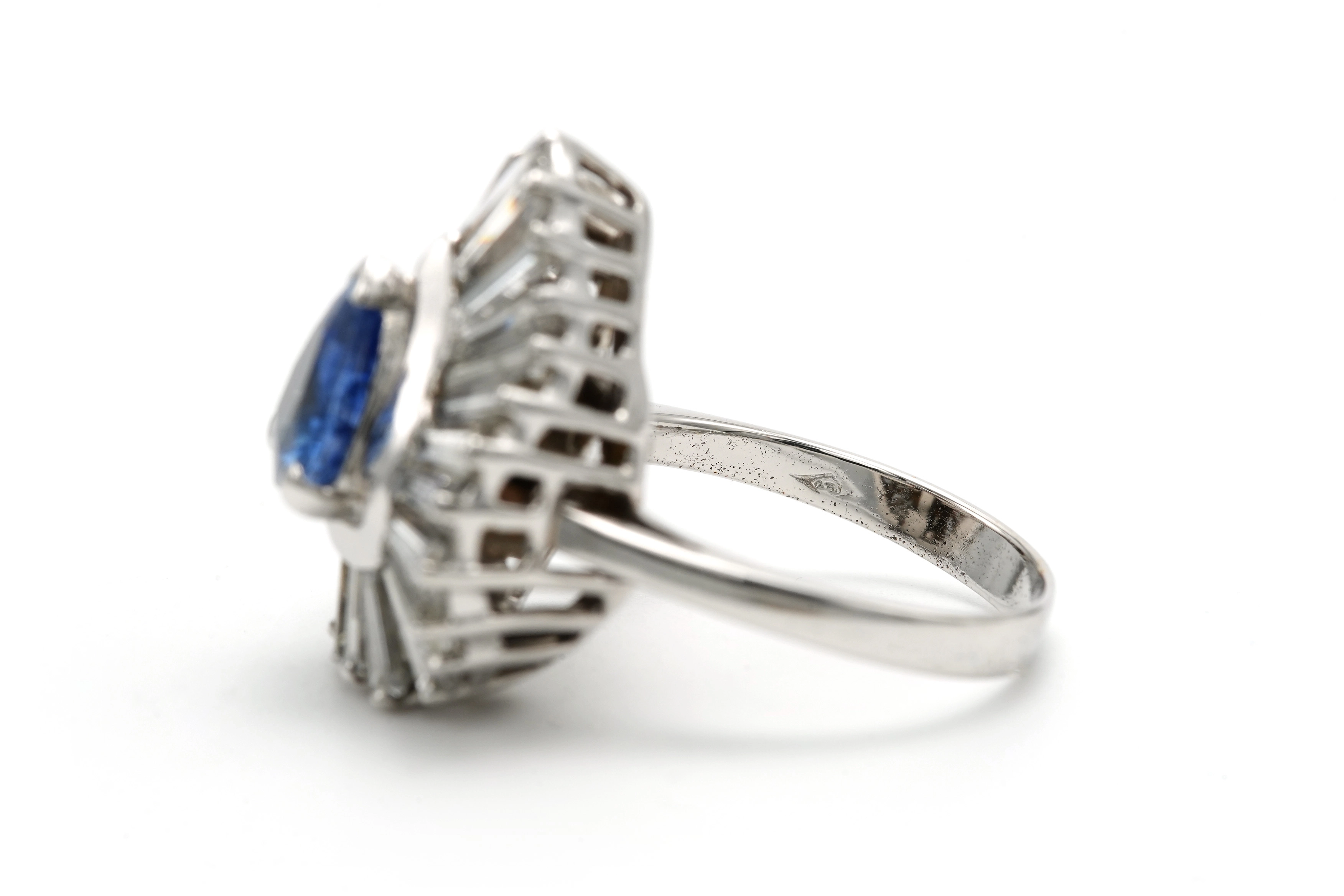 Bague Années 70 en or blanc 18 carats sertie d'un saphir et de diamants "taille" baguette - 7