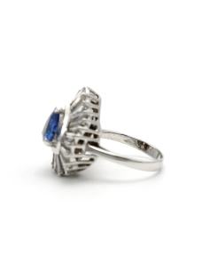 Bague Années 70 en or blanc 18 carats sertie d'un saphir et de diamants "taille" baguette - 7