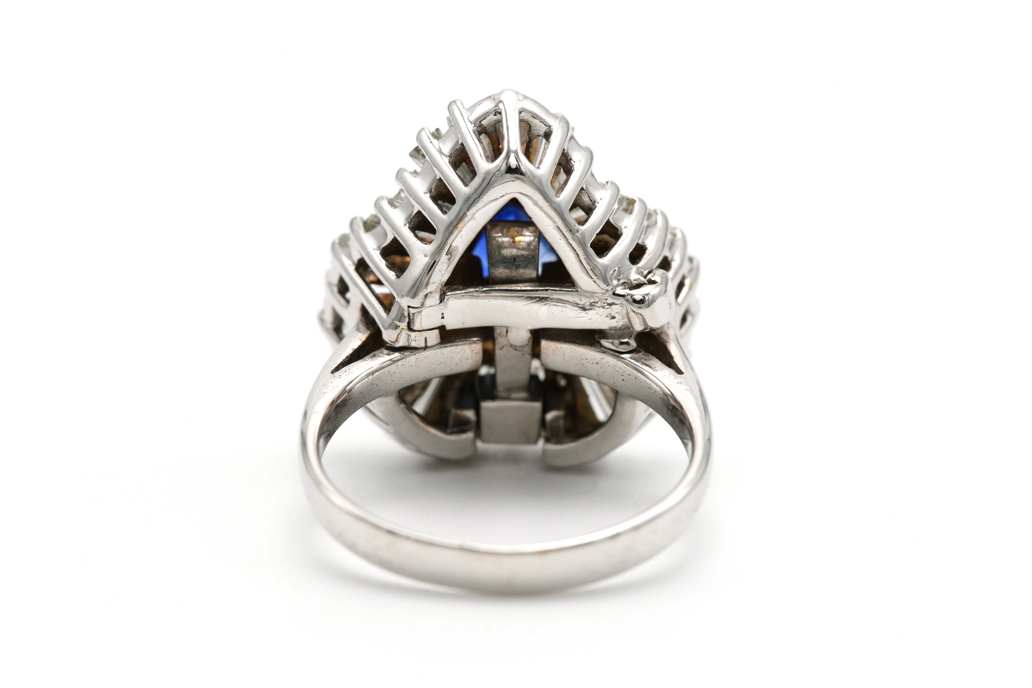 Bague Années 70 en or blanc 18 carats sertie d'un saphir et de diamants "taille" baguette - 4
