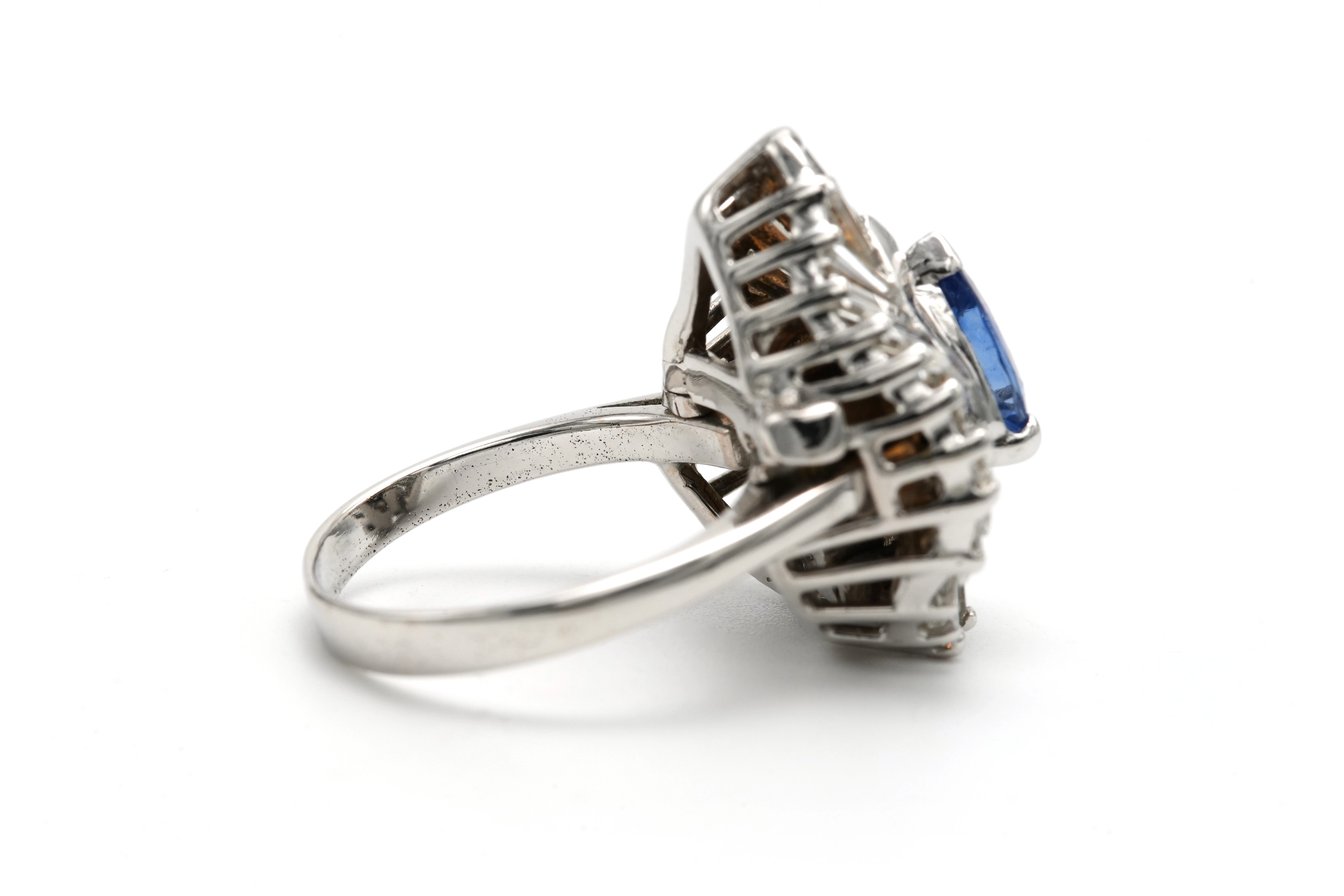 Bague Années 70 en or blanc 18 carats sertie d'un saphir et de diamants "taille" baguette - 5