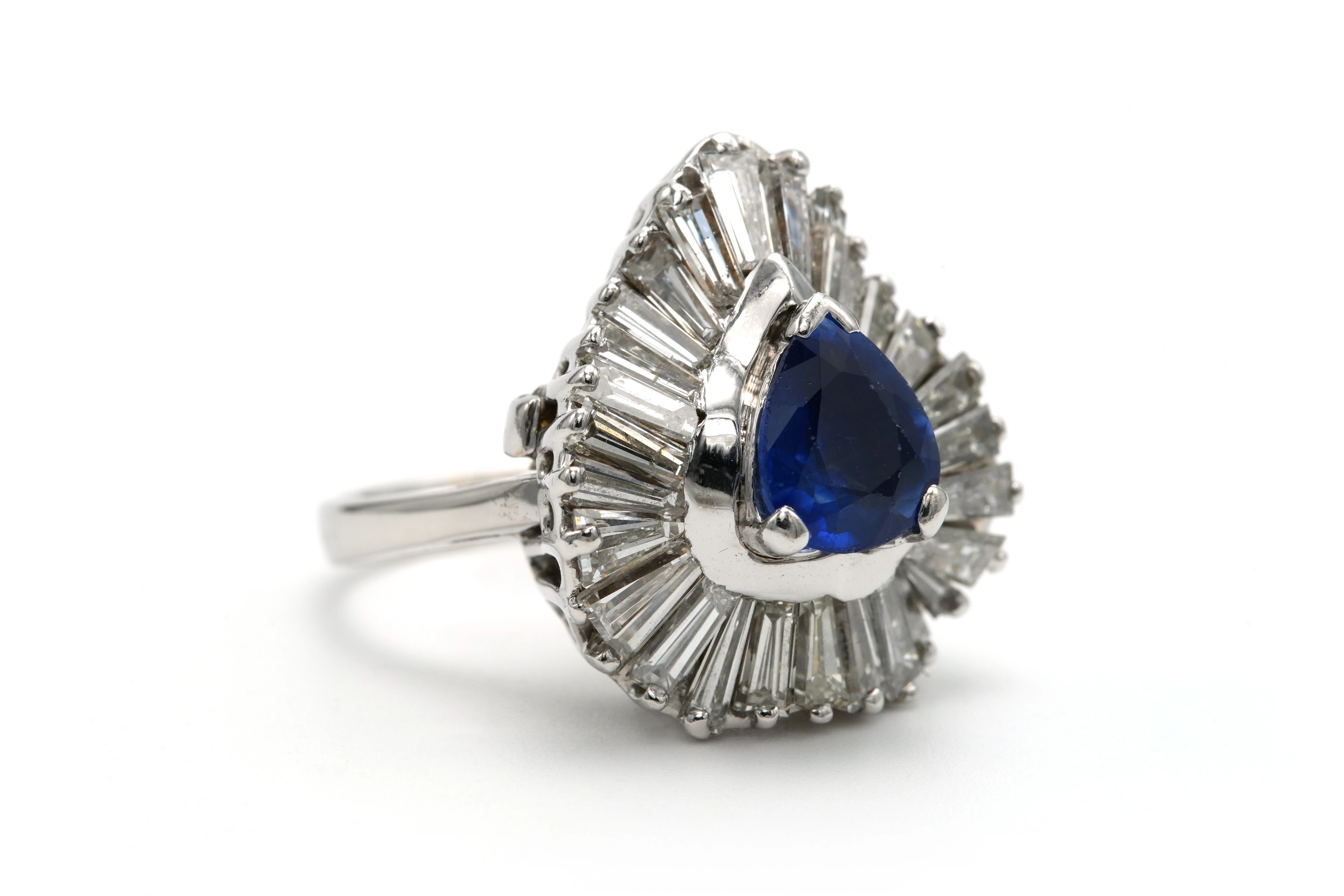 Bague Années 70 en or blanc 18 carats sertie d'un saphir et de diamants "taille" baguette - 6