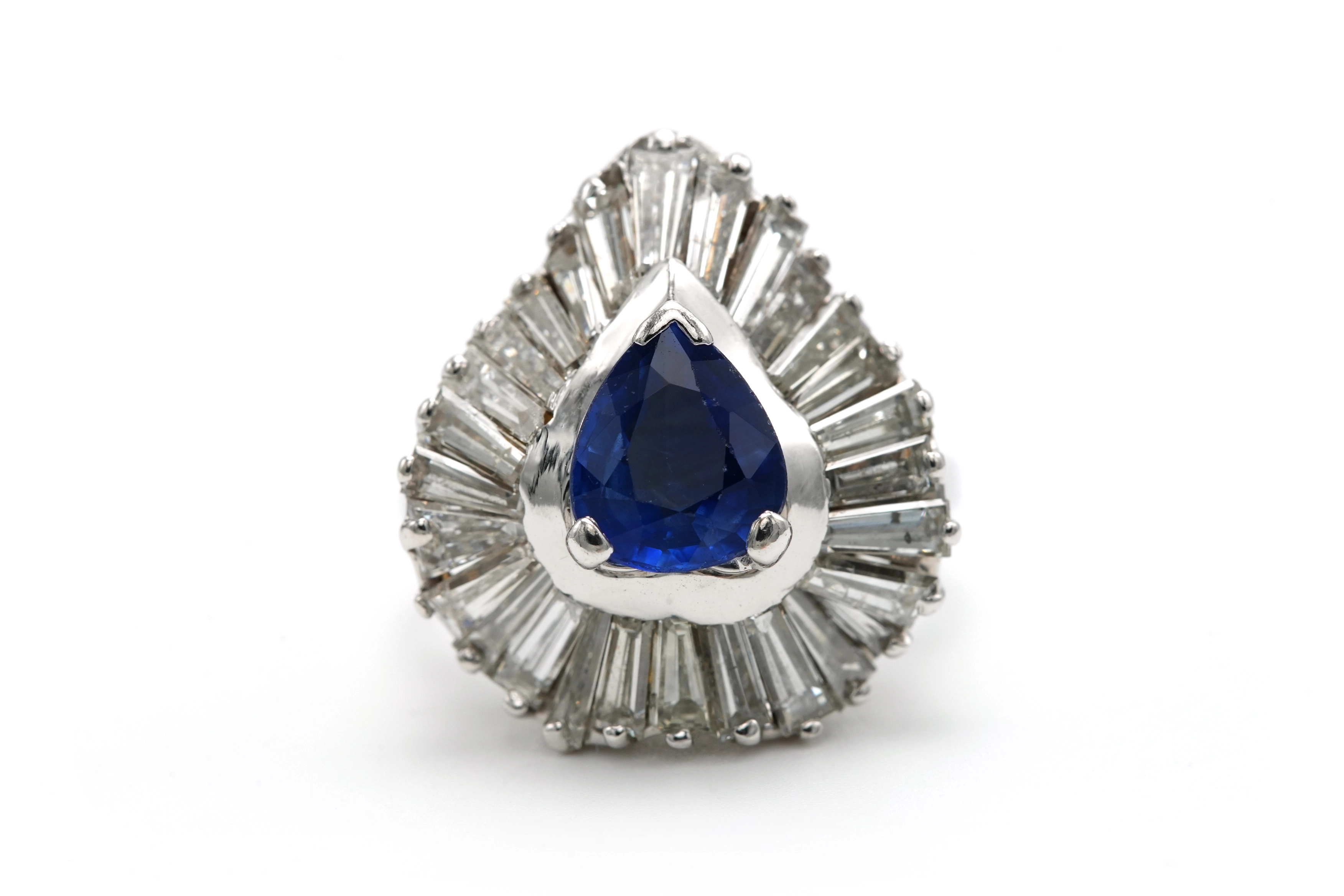 Bague Années 70 en or blanc 18 carats sertie d'un saphir et de diamants "taille" baguette - 1