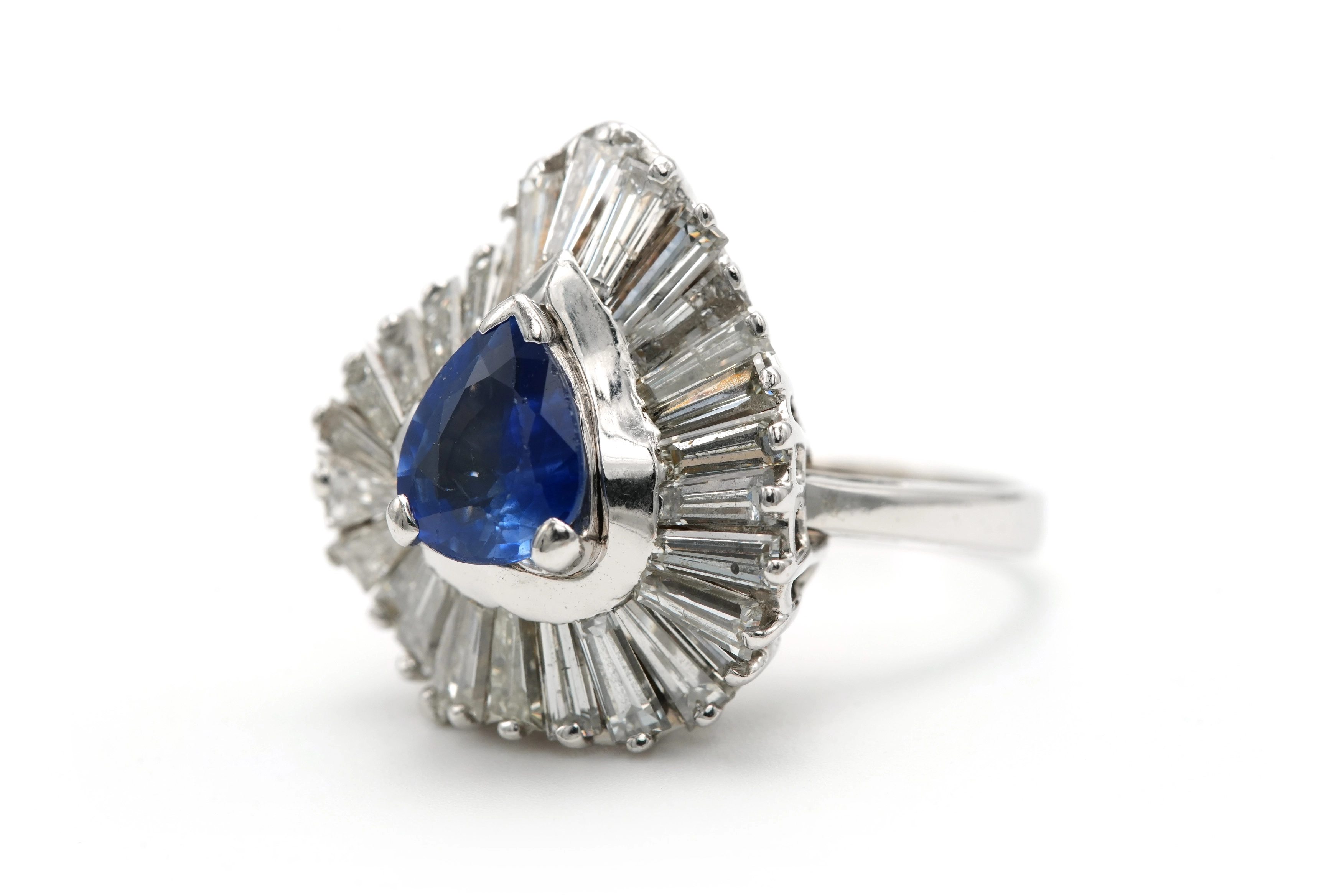 Bague Années 70 en or blanc 18 carats sertie d'un saphir et de diamants "taille" baguette - 2