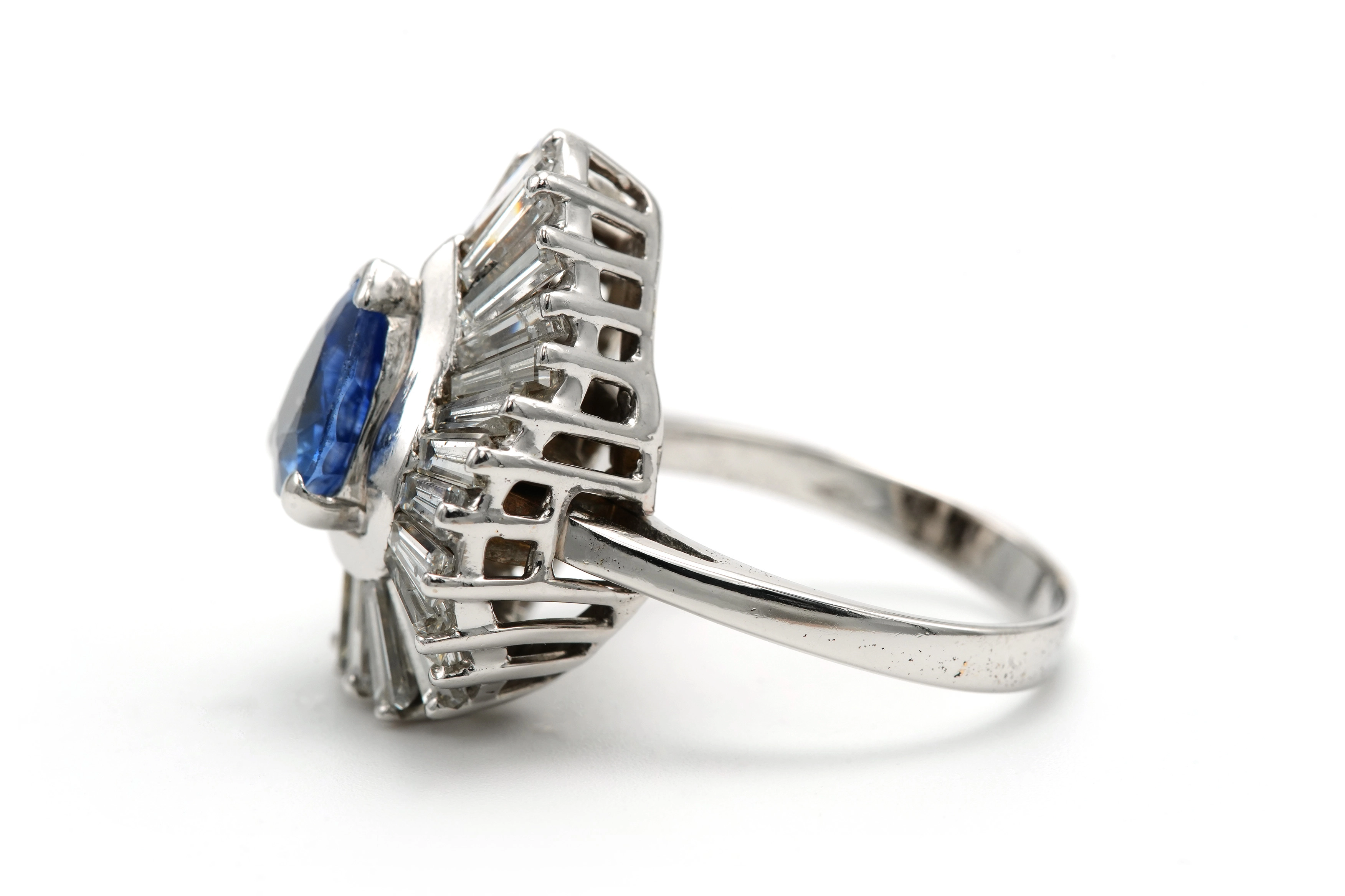 Bague Années 70 en or blanc 18 carats sertie d'un saphir et de diamants "taille" baguette - 3