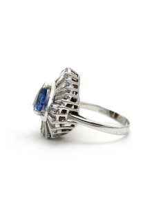 Bague Années 70 en or blanc 18 carats sertie d'un saphir et de diamants "taille" baguette - 3