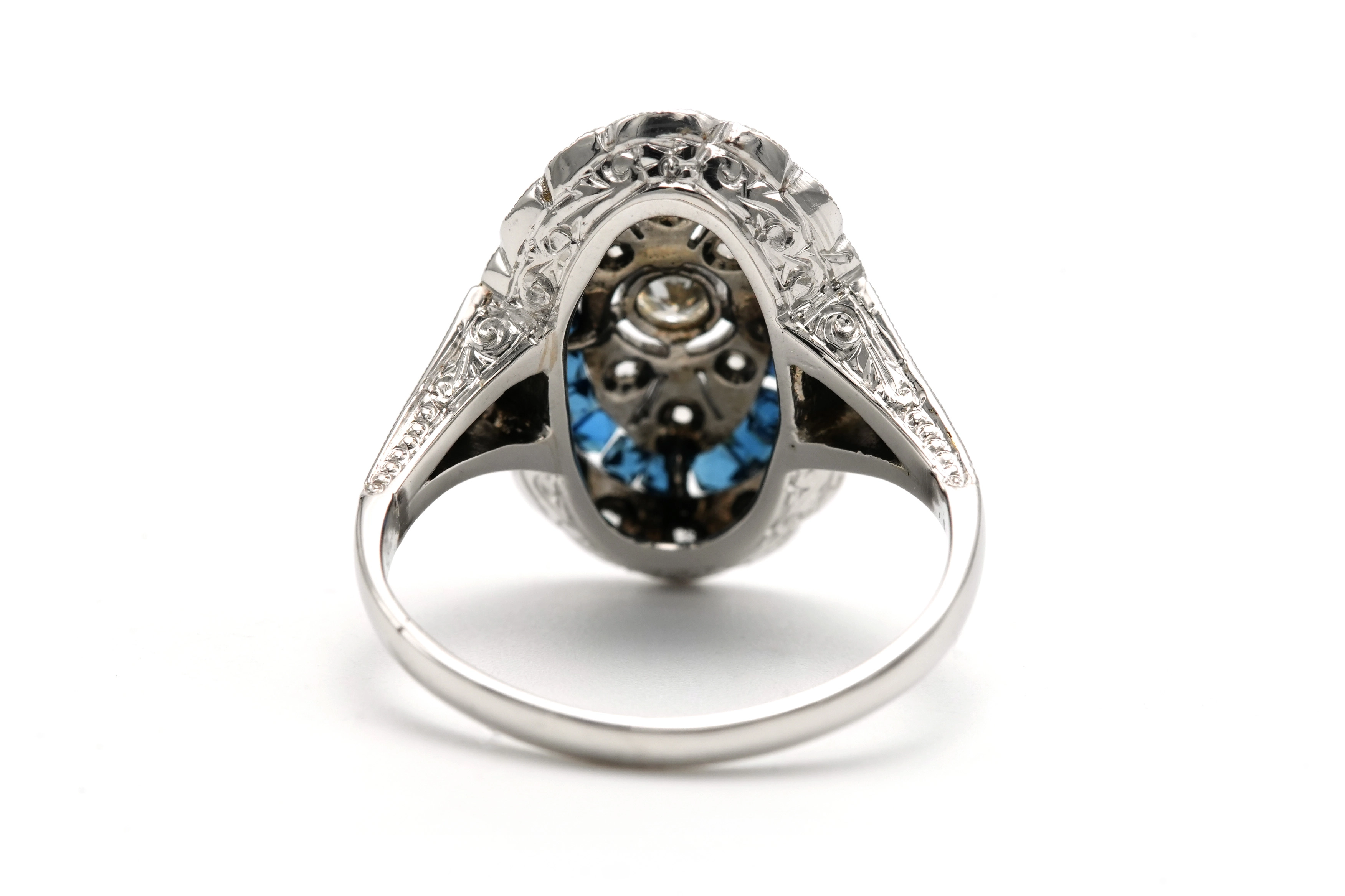 Bague Art Déco en or blanc 18 carats sertie de saphirs et d'un diamant "taille" brillant et de diamants "taille" rose - 4