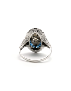 Bague Art Déco en or blanc 18 carats sertie de saphirs et d'un diamant "taille" brillant et de diamants "taille" rose - 4