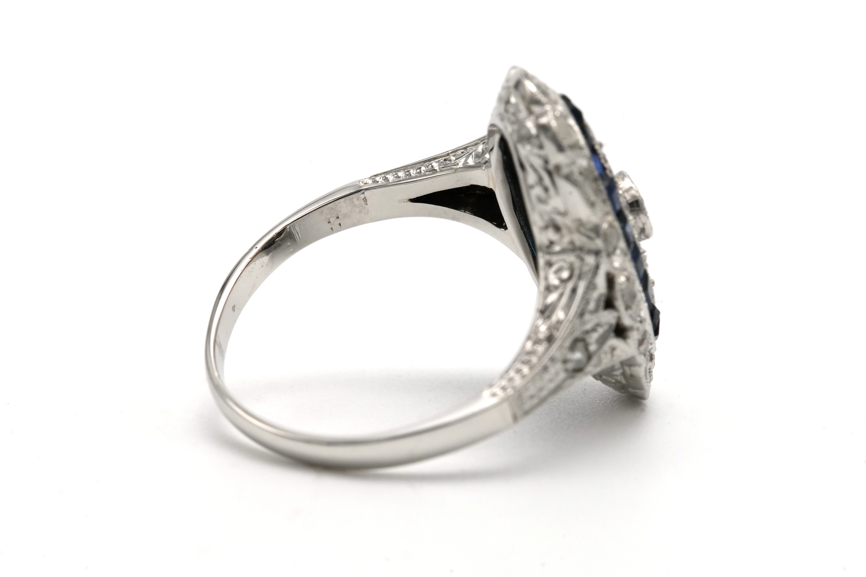 Bague Art Déco en or blanc 18 carats sertie de saphirs et d'un diamant "taille" brillant et de diamants "taille" rose - 5