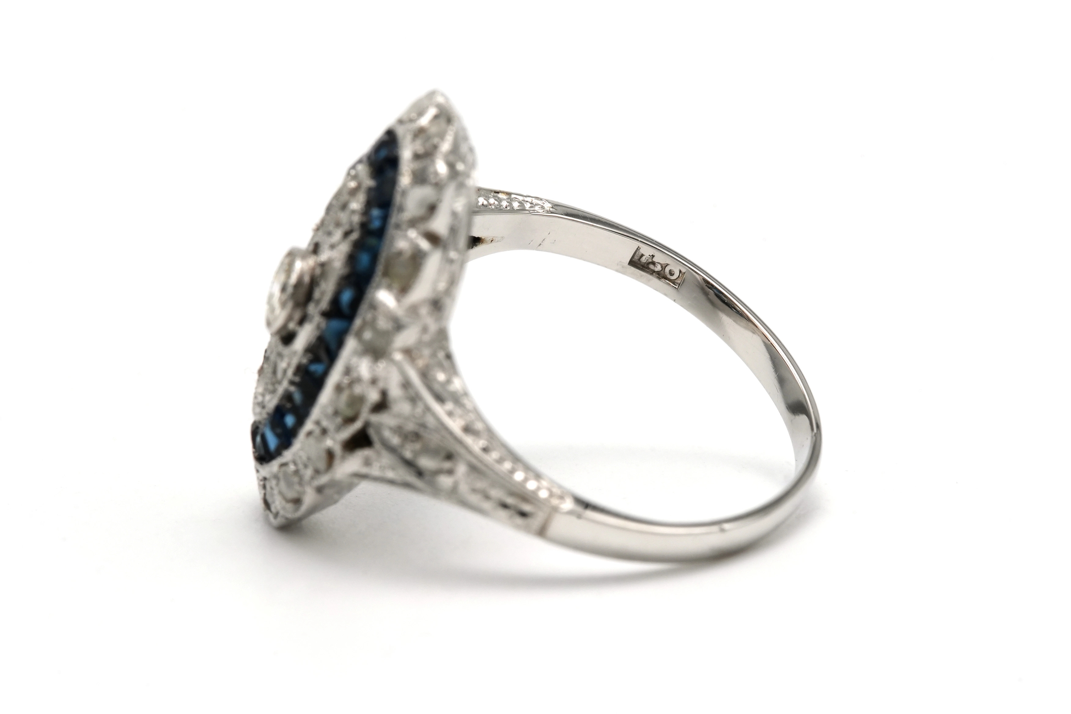 Bague Art Déco en or blanc 18 carats sertie de saphirs et d'un diamant "taille" brillant et de diamants "taille" rose - 7
