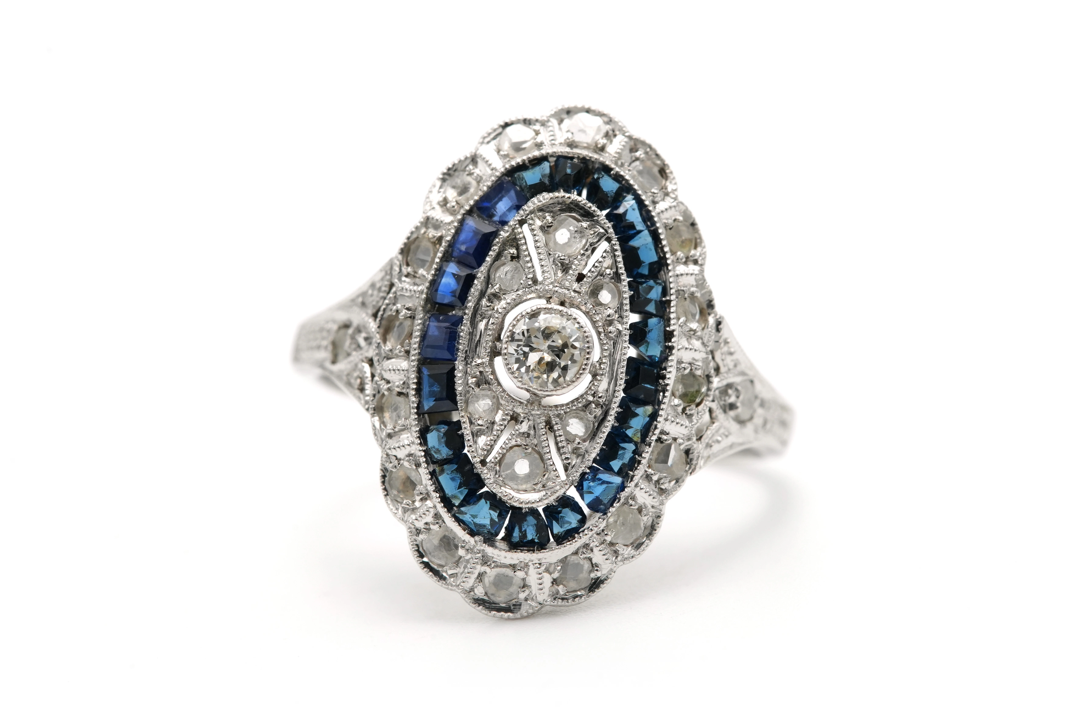 Bague Art Déco en or blanc 18 carats sertie de saphirs et d'un diamant "taille" brillant et de diamants "taille" rose - 1