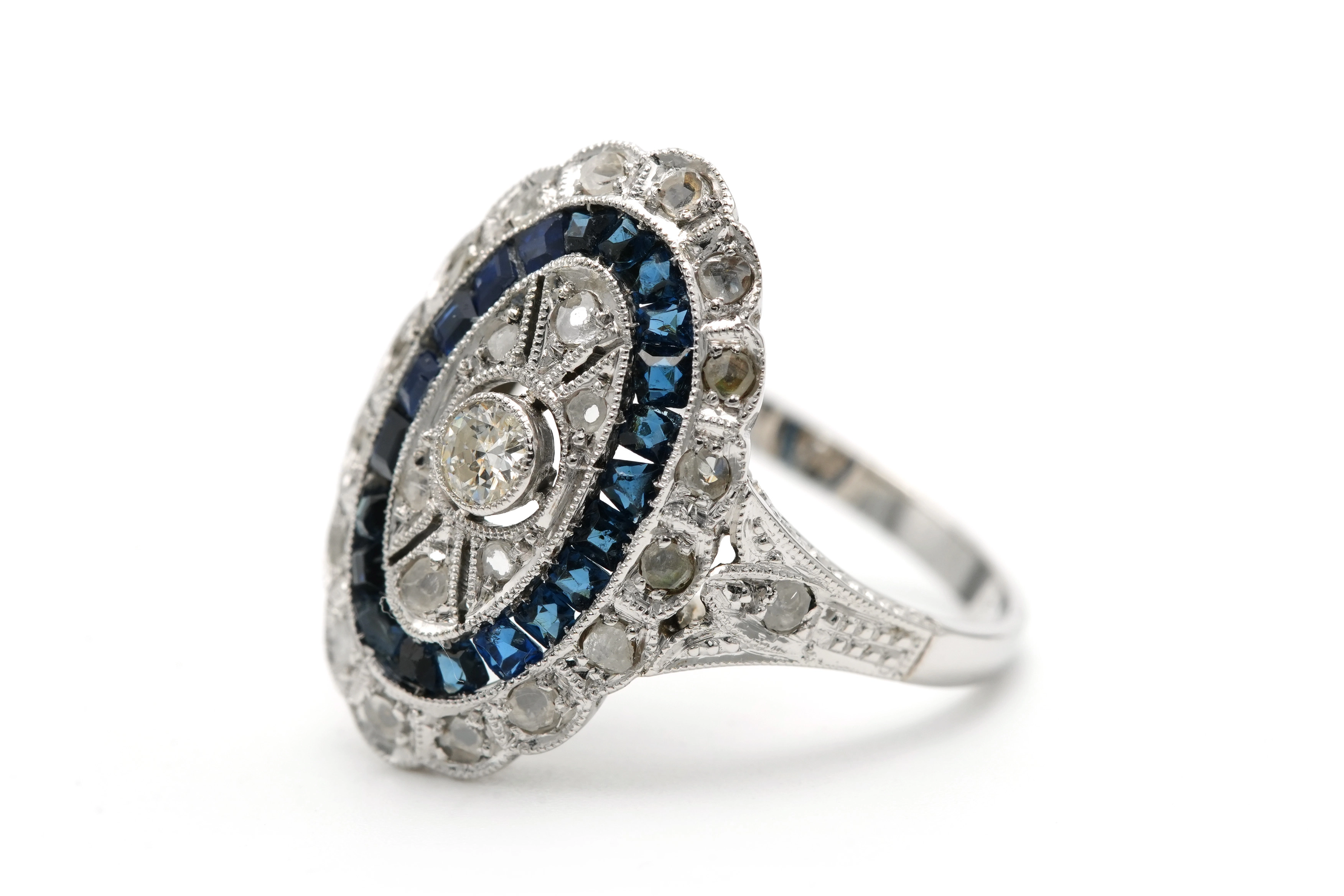 Bague Art Déco en or blanc 18 carats sertie de saphirs et d'un diamant "taille" brillant et de diamants "taille" rose - 2