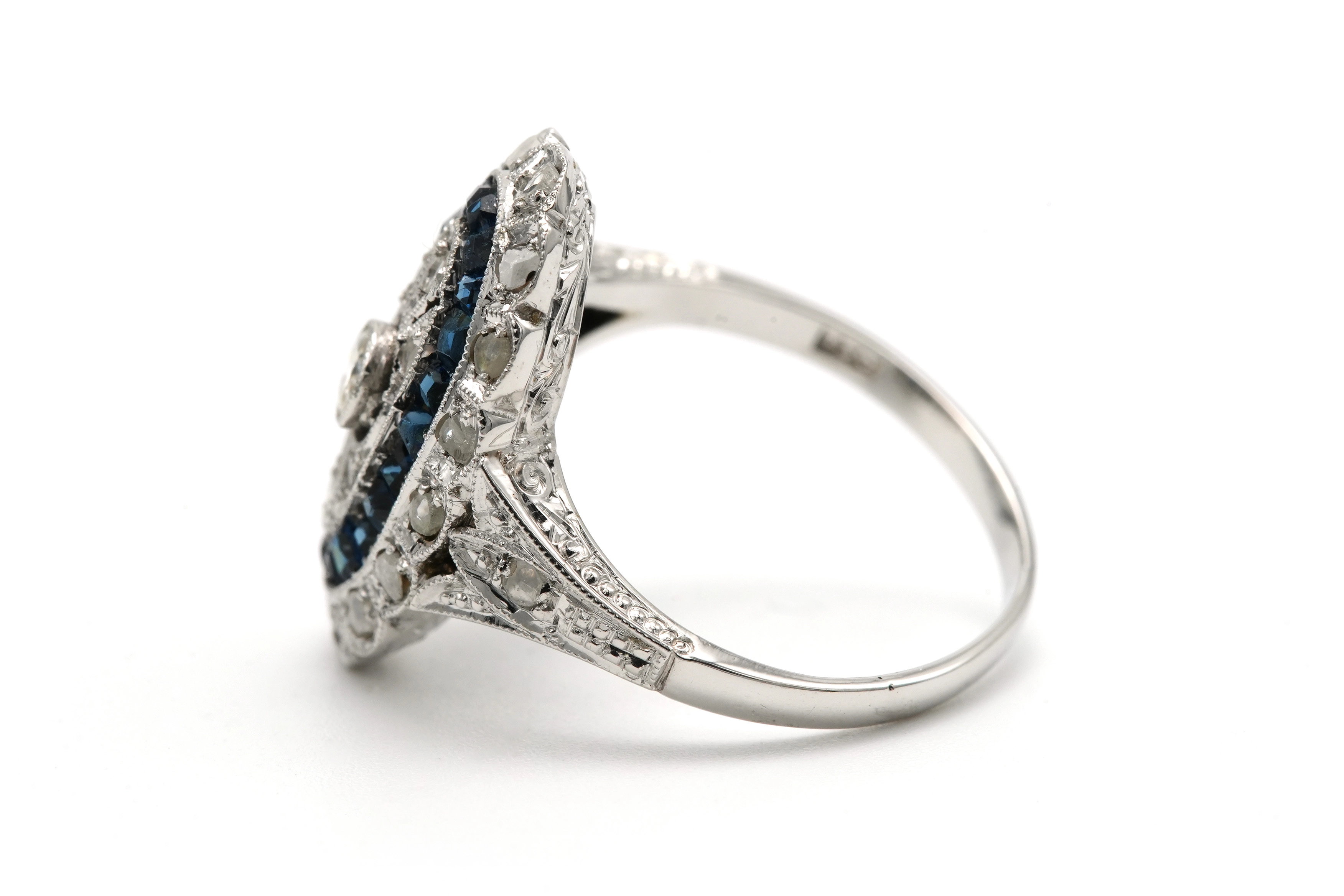 Bague Art Déco en or blanc 18 carats sertie de saphirs et d'un diamant "taille" brillant et de diamants "taille" rose - 3