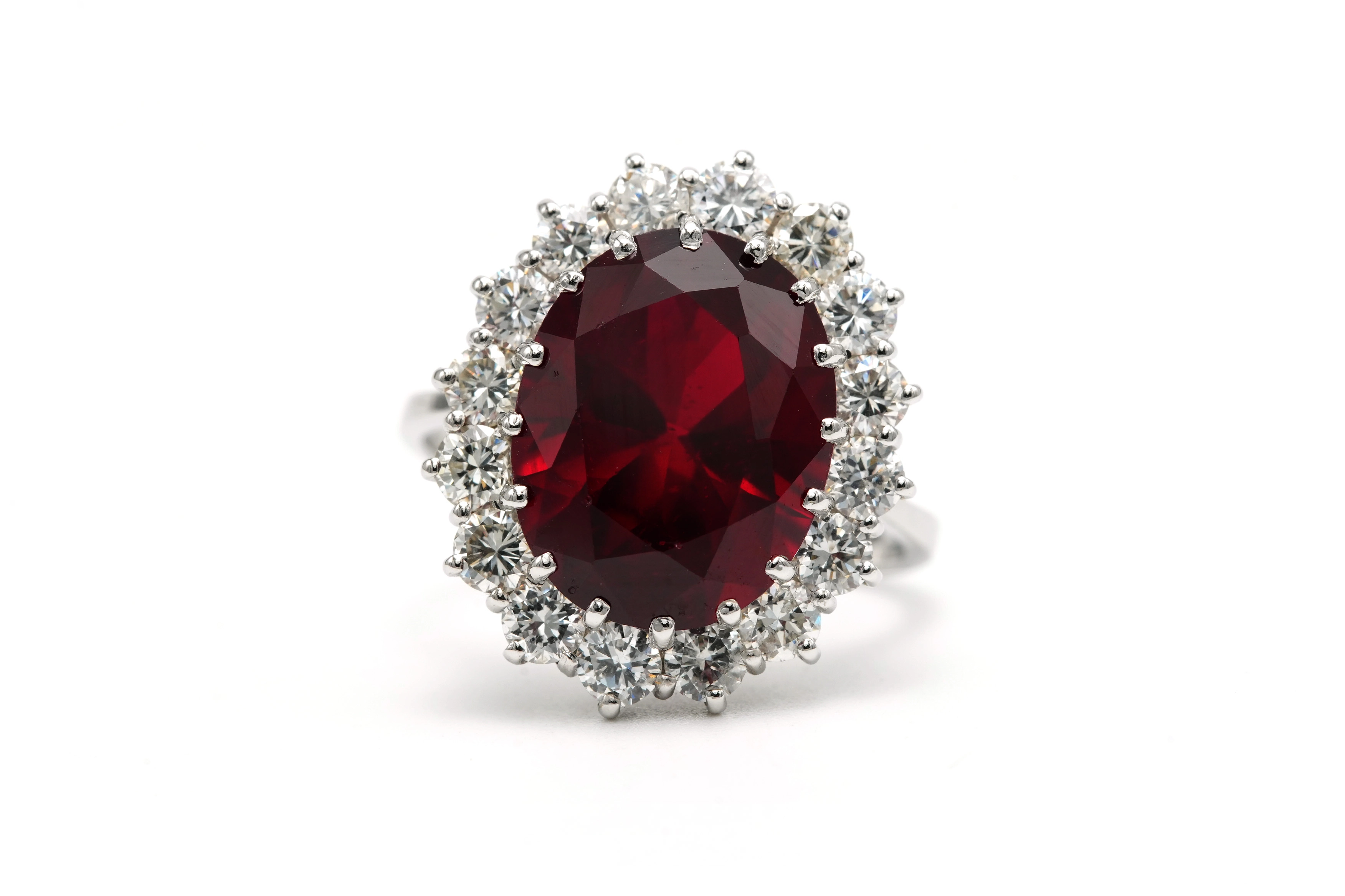 Bague contemporaine en or blanc 18 carats sertie d'un rubis de synthèse et de diamants "taille" brillant (+-0.64ct) - - 1