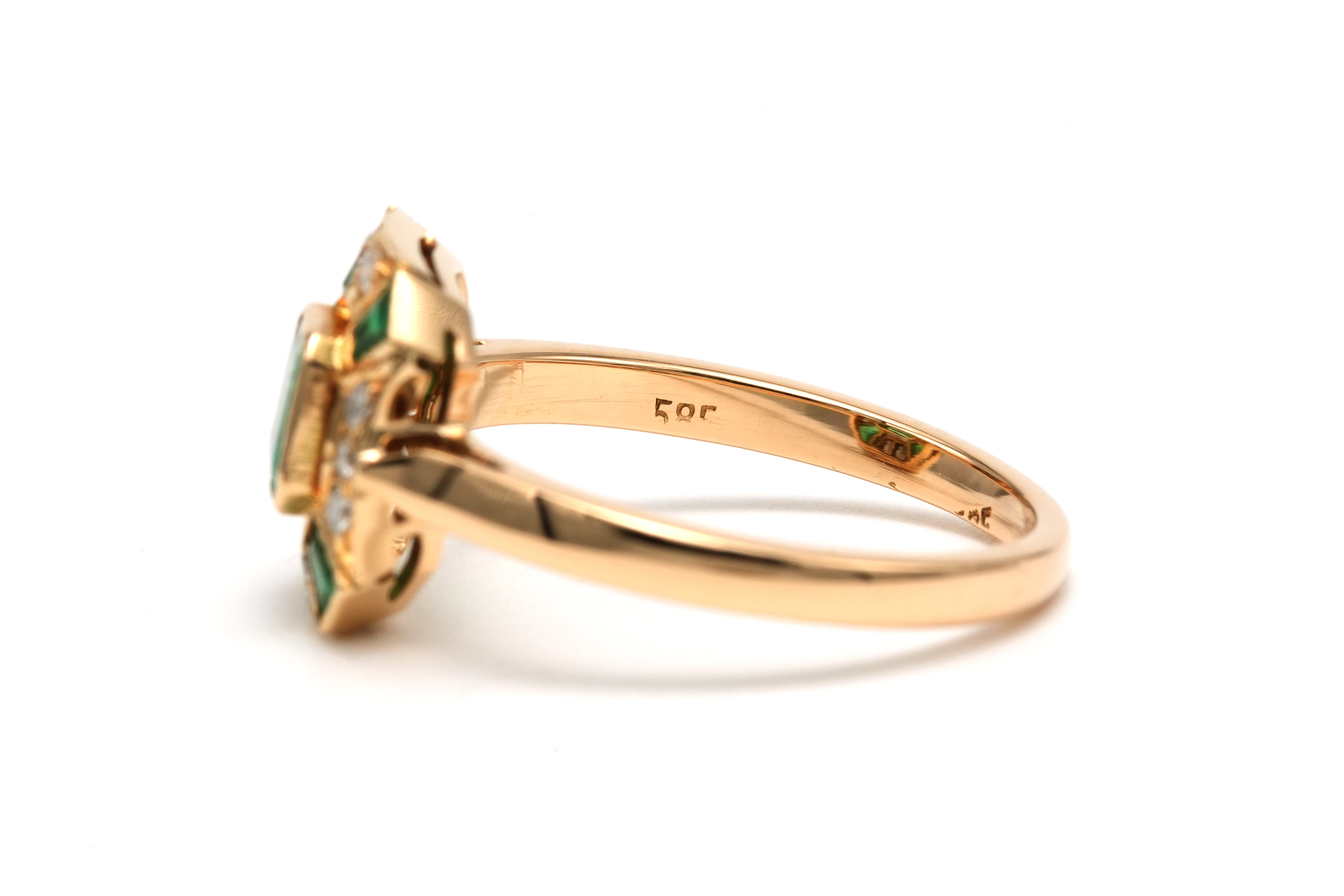 Bague contemporaine en or jaune 14 carats sertie d'émeraudes et de diamants "taille" brillant (+-0.10 ct) - 4