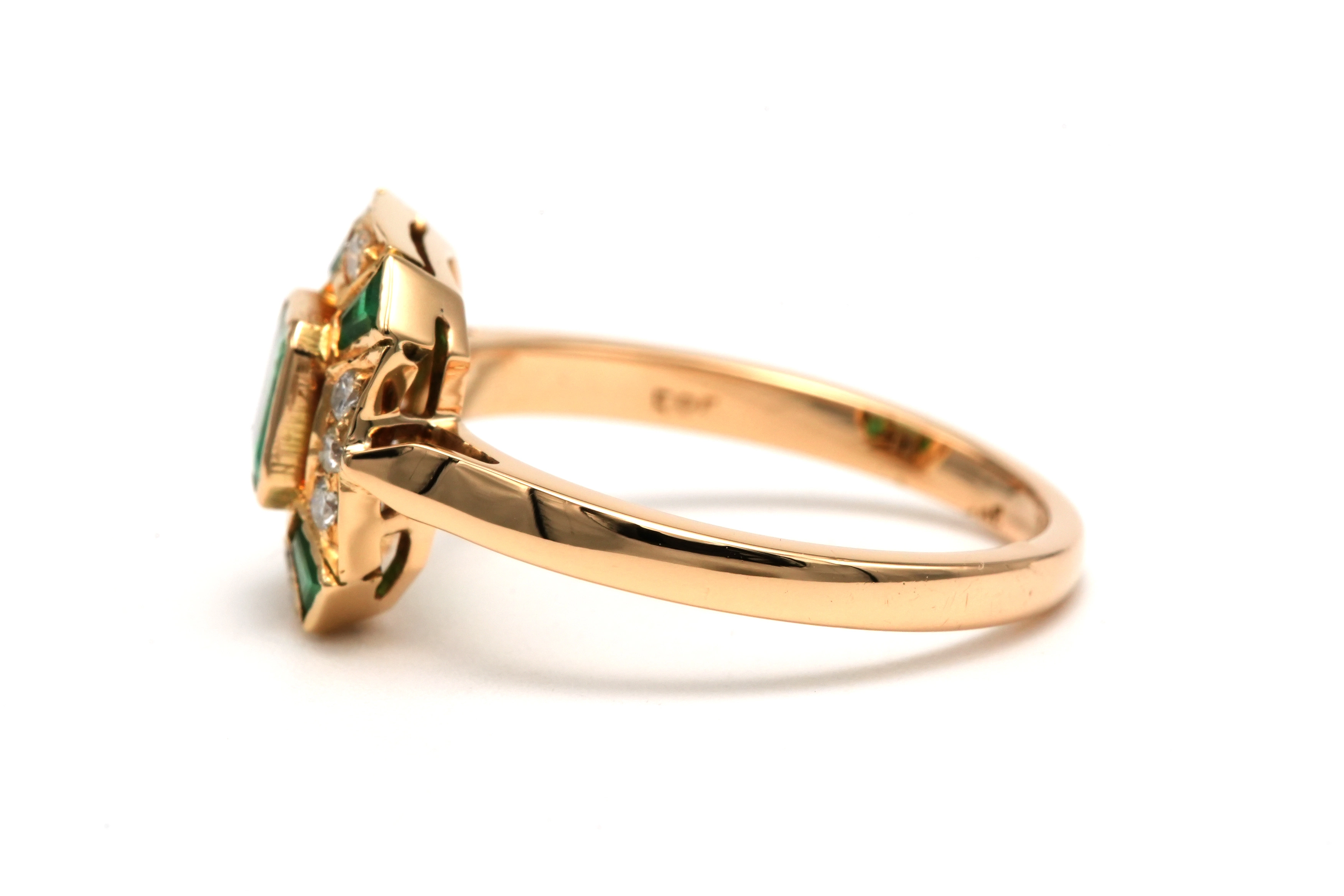 Bague contemporaine en or jaune 14 carats sertie d'émeraudes et de diamants "taille" brillant (+-0.10 ct) - 5