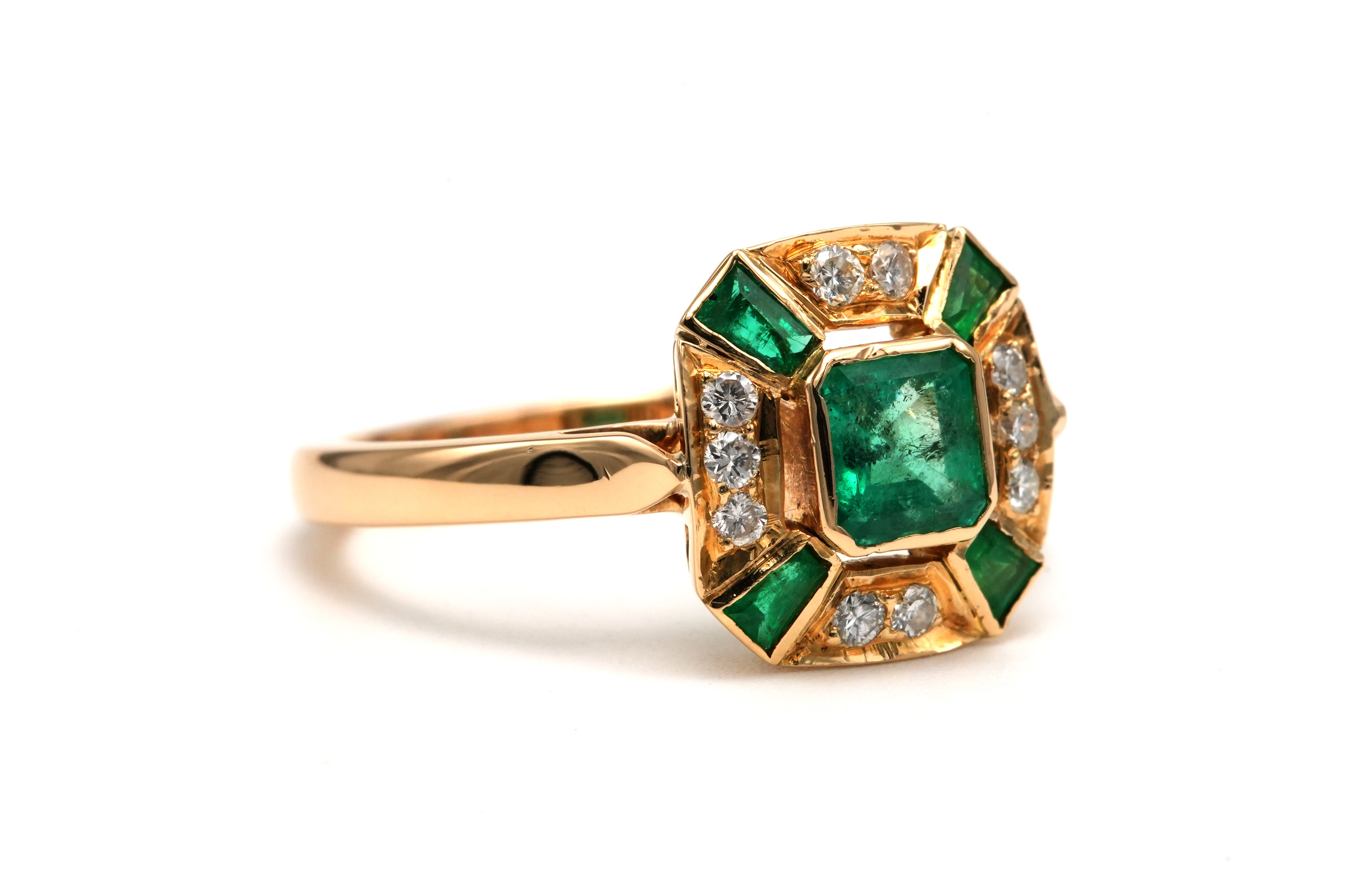 Bague contemporaine en or jaune 14 carats sertie d'émeraudes et de diamants "taille" brillant (+-0.10 ct) - 7