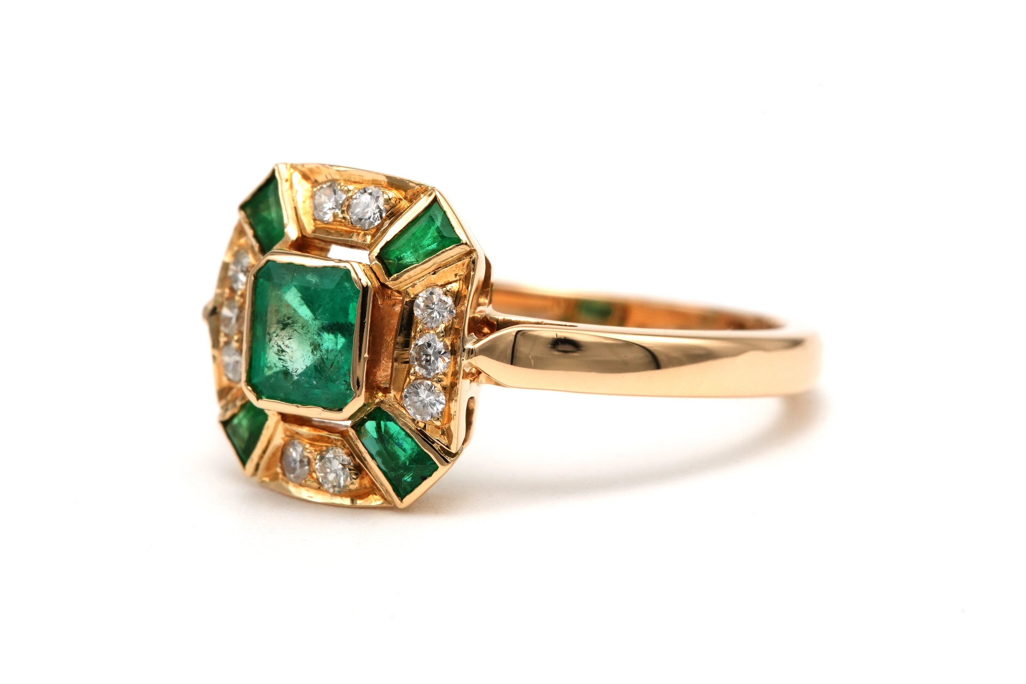 Bague contemporaine en or jaune 14 carats sertie d'émeraudes et de diamants "taille" brillant (+-0.10 ct) - 2