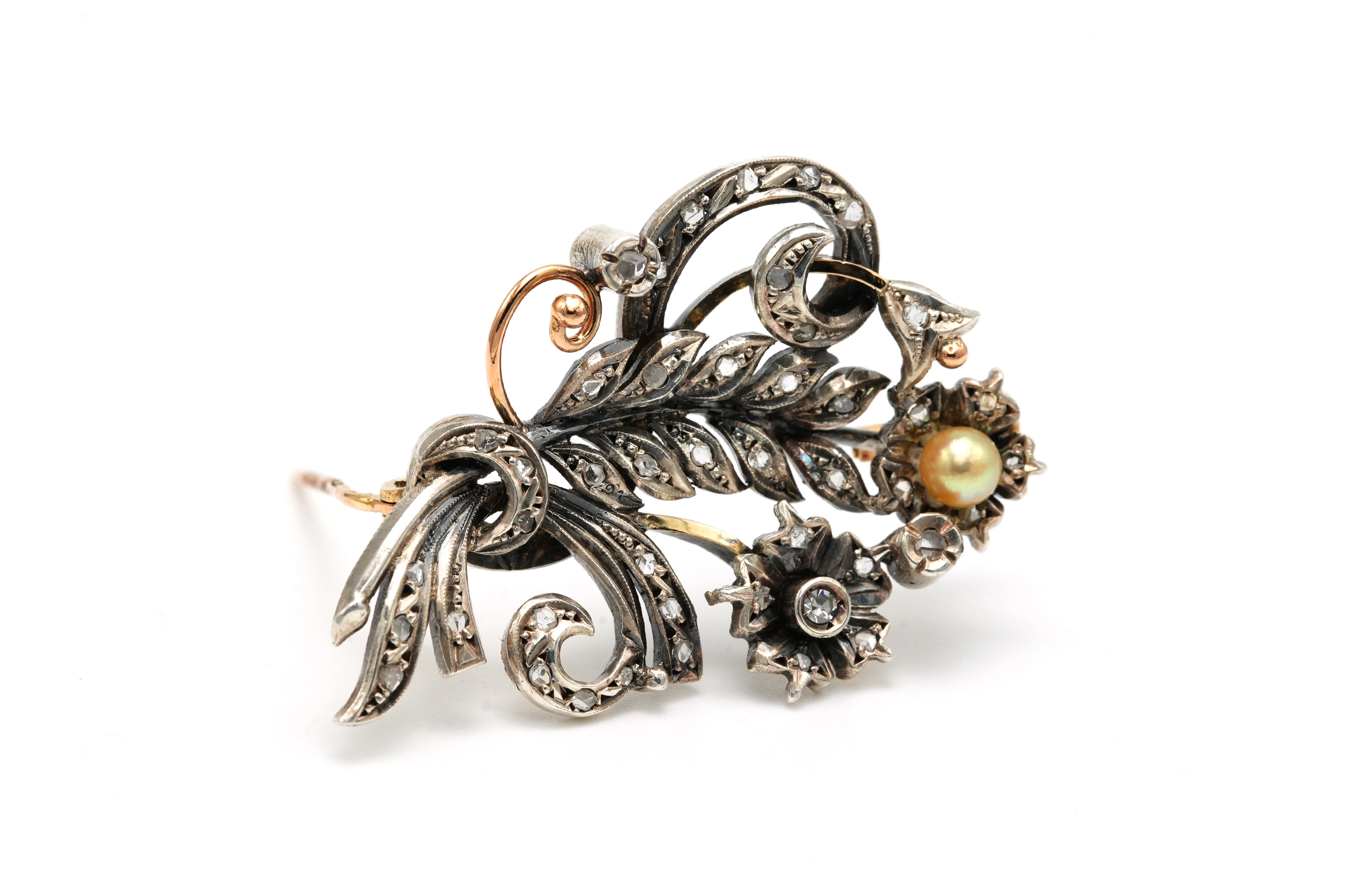 Broche Art Nouveau en or jaune 18 carats et argent sertie de diamants taille "rose" et d'une perle - 4