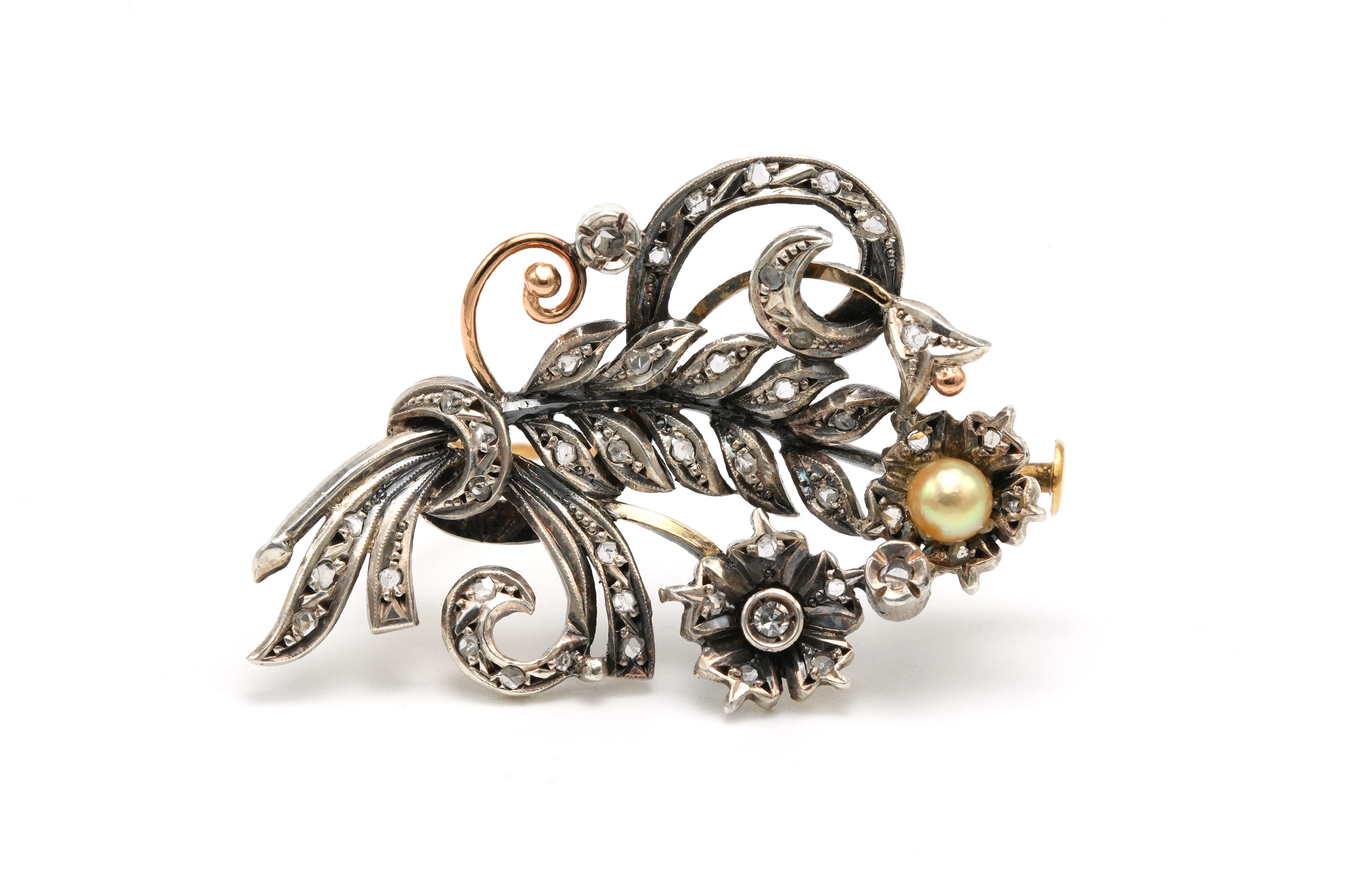 Broche Art Nouveau en or jaune 18 carats et argent sertie de diamants taille "rose" et d'une perle - 1