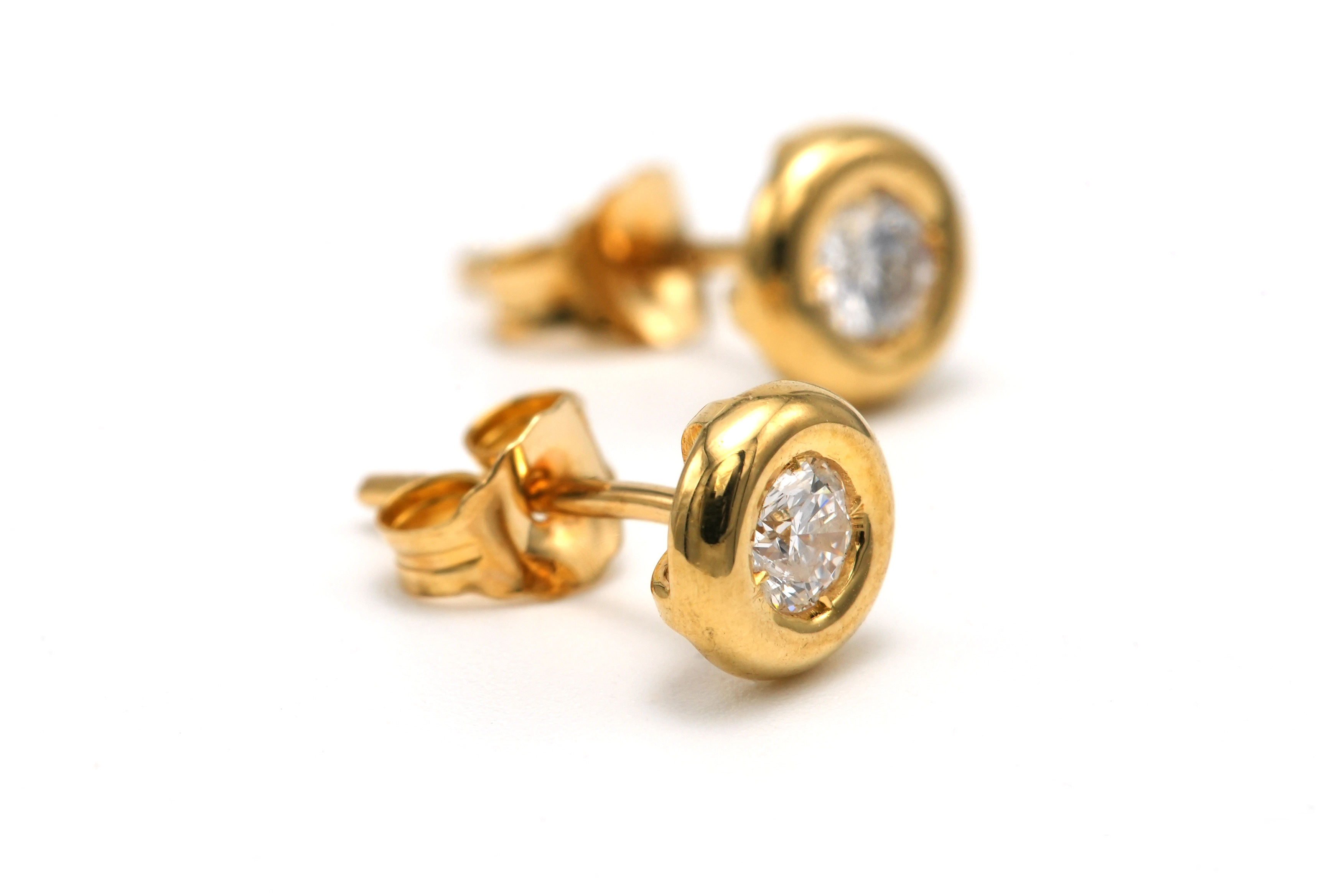 Boucles d'oreilles contemporaines en or jaune 18 carats serties de diamants - 4