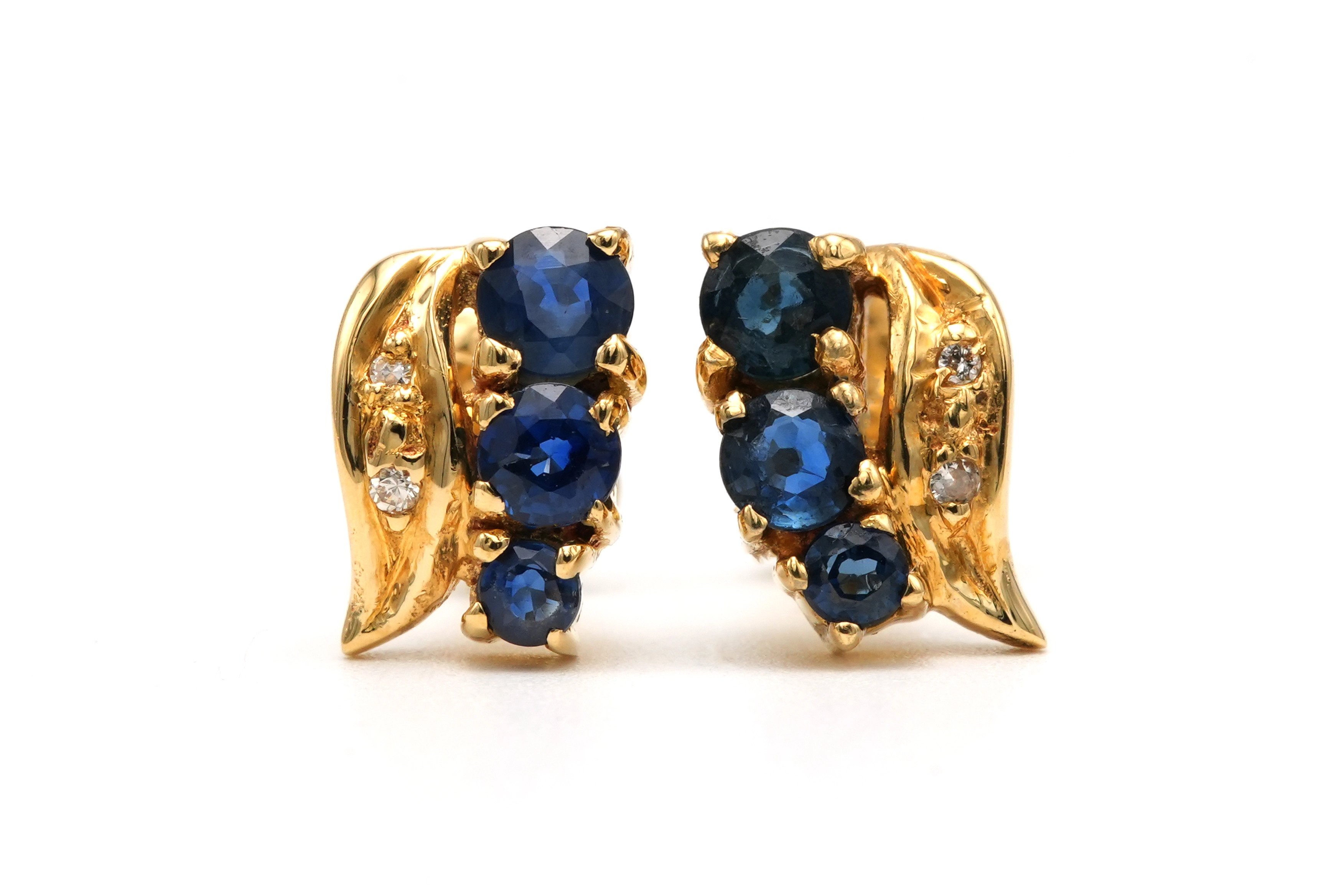 Boucles d'oreilles contemporaines en or jaune 18 carats serties de saphirs et de diamants "taille" brillant (+-0.02ct) - 1