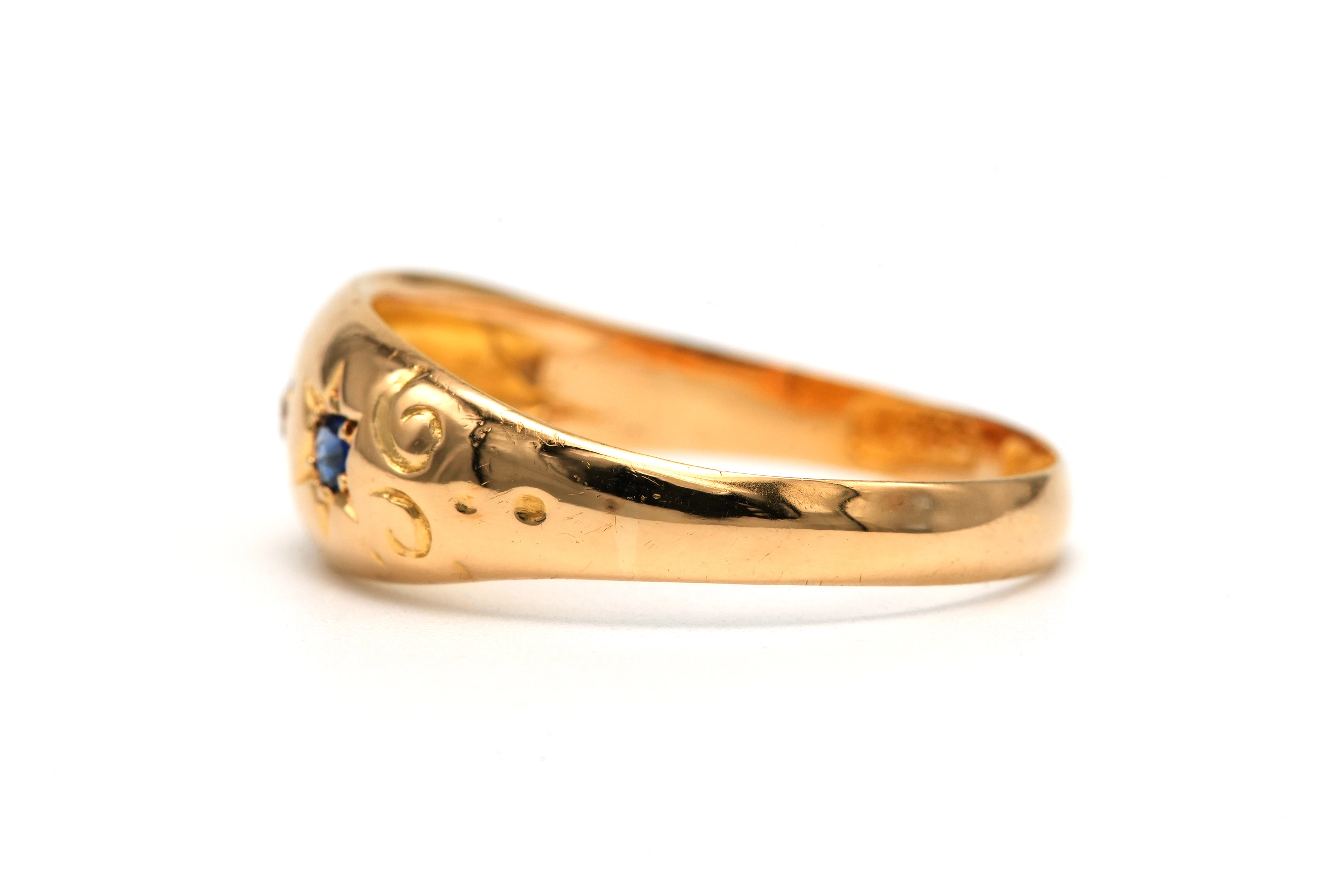 Bague Art Déco en or jaune 18 carats sertie d'un diamant taille "brillant" (+- 0.04ct) et de saphirs - 3