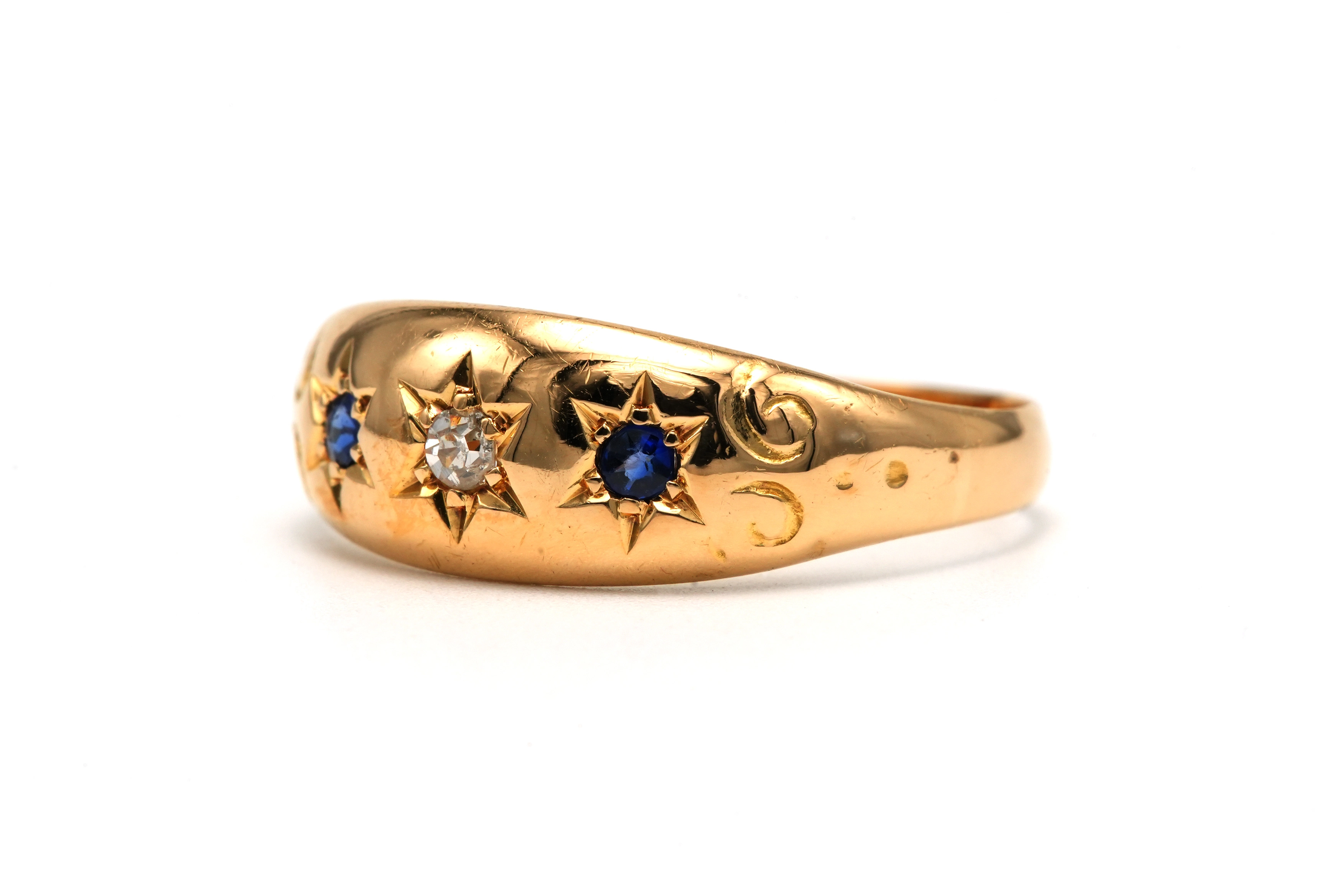 Bague Art Déco en or jaune 18 carats sertie d'un diamant taille "brillant" (+- 0.04ct) et de saphirs - 2