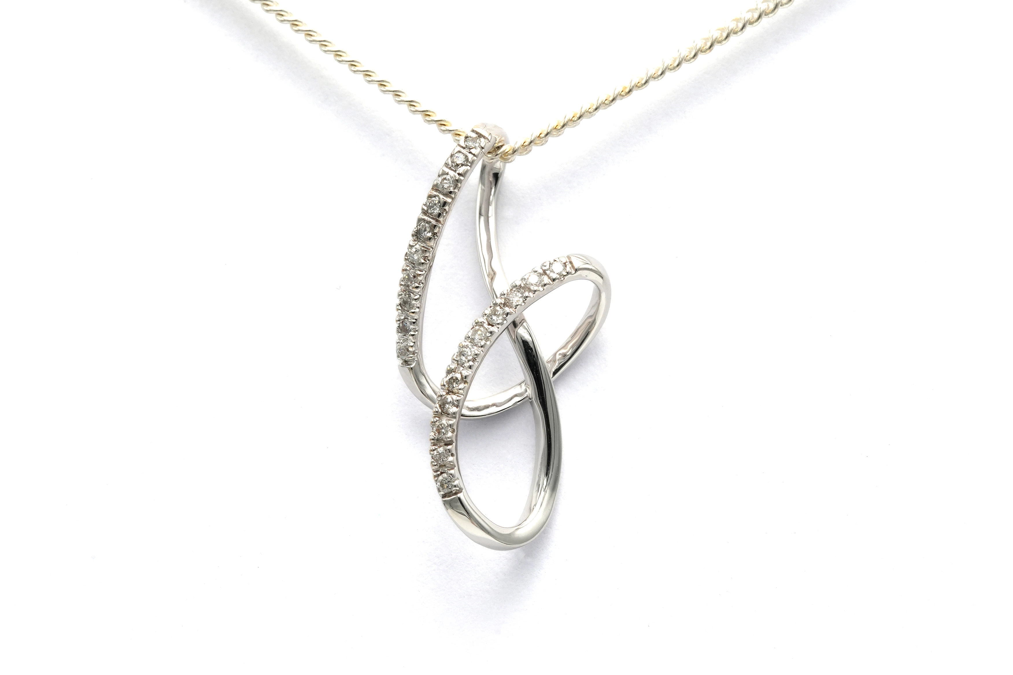 Pendentif contemporain en or blanc 18 carats serti de diamants taille "brillant" (+- 0.21ct) - 1