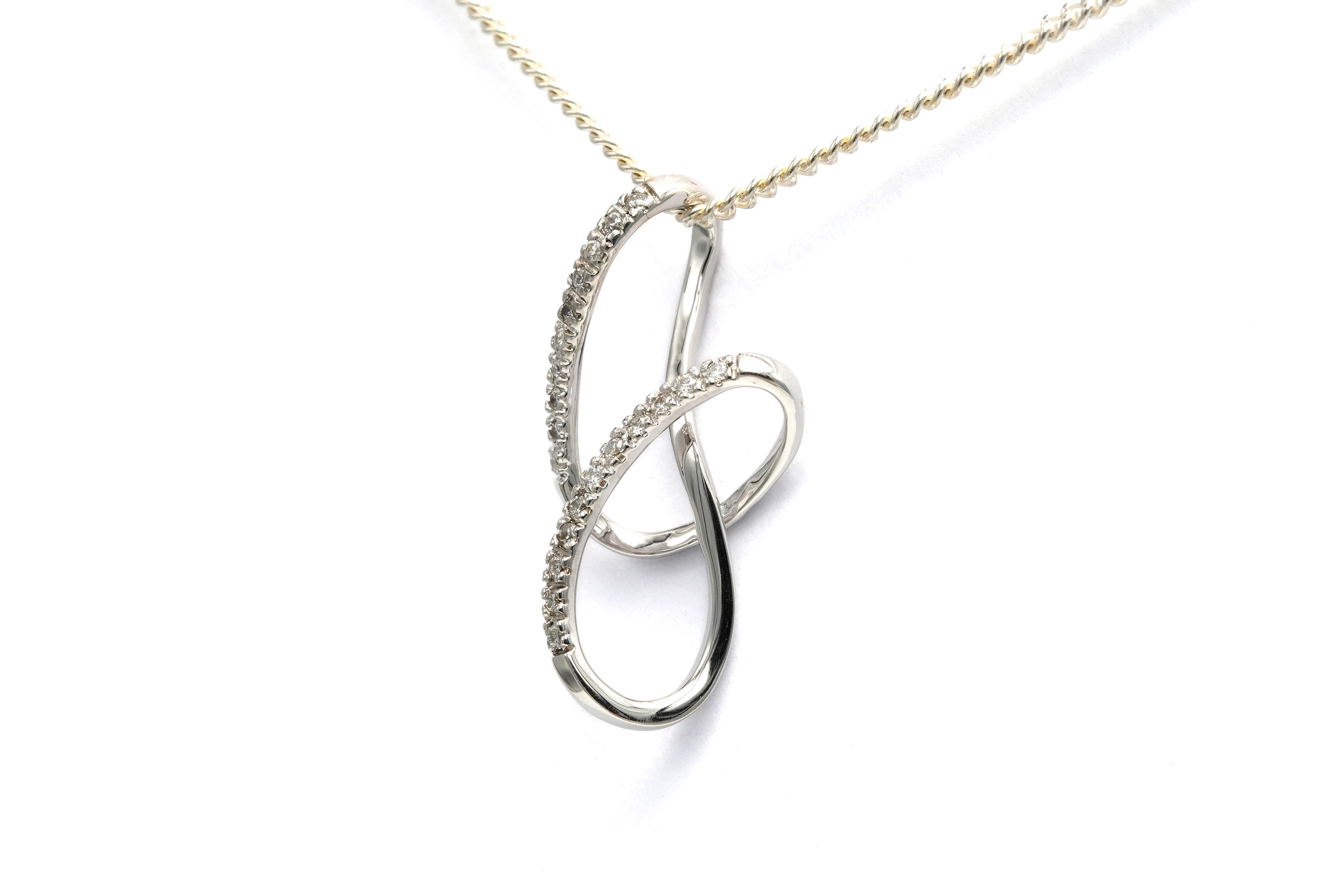 Pendentif contemporain en or blanc 18 carats serti de diamants taille "brillant" (+- 0.21ct) - 2