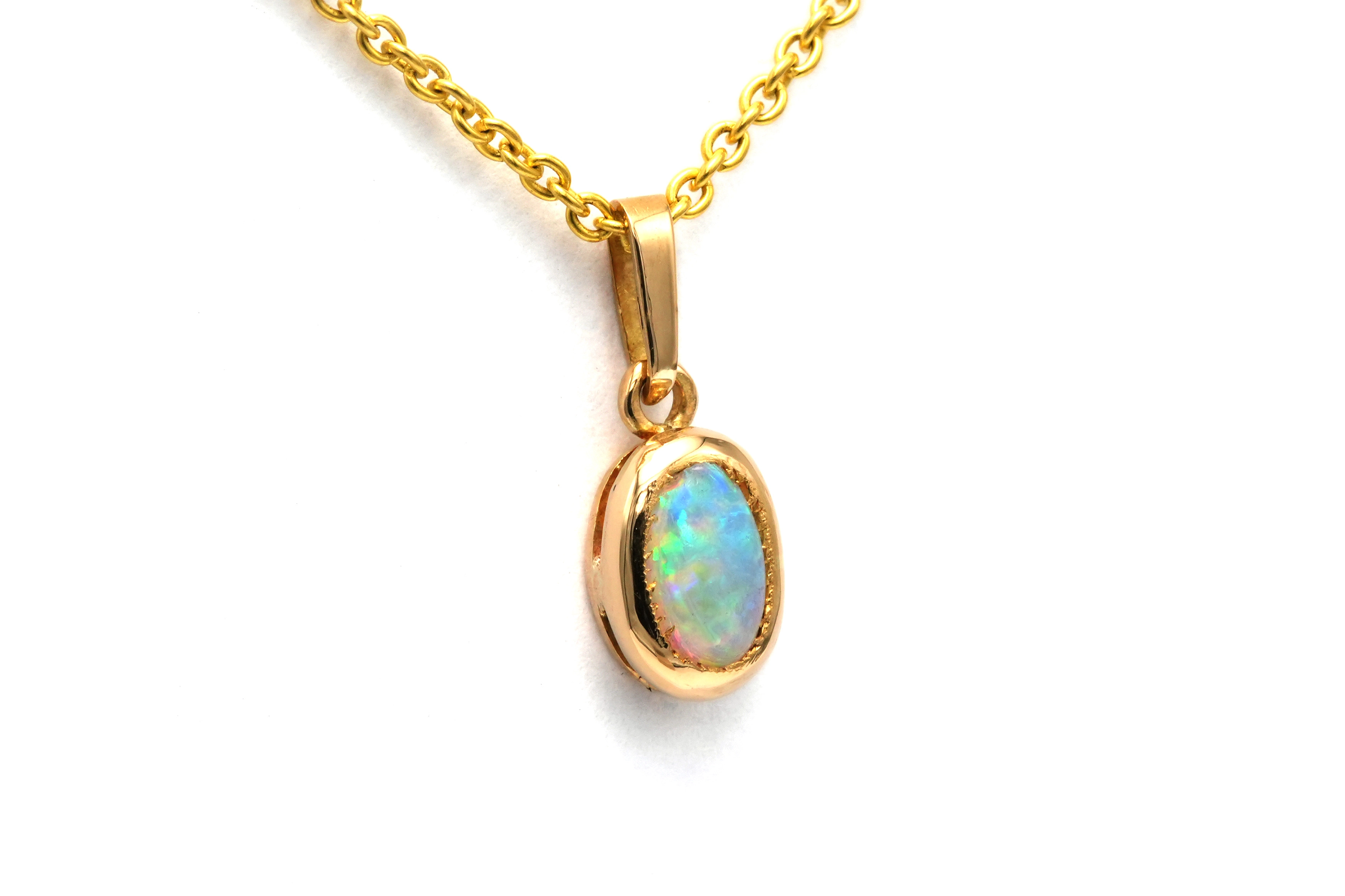 Pendentif contemporain en or jaune 18 carats serti d'une opale - 1