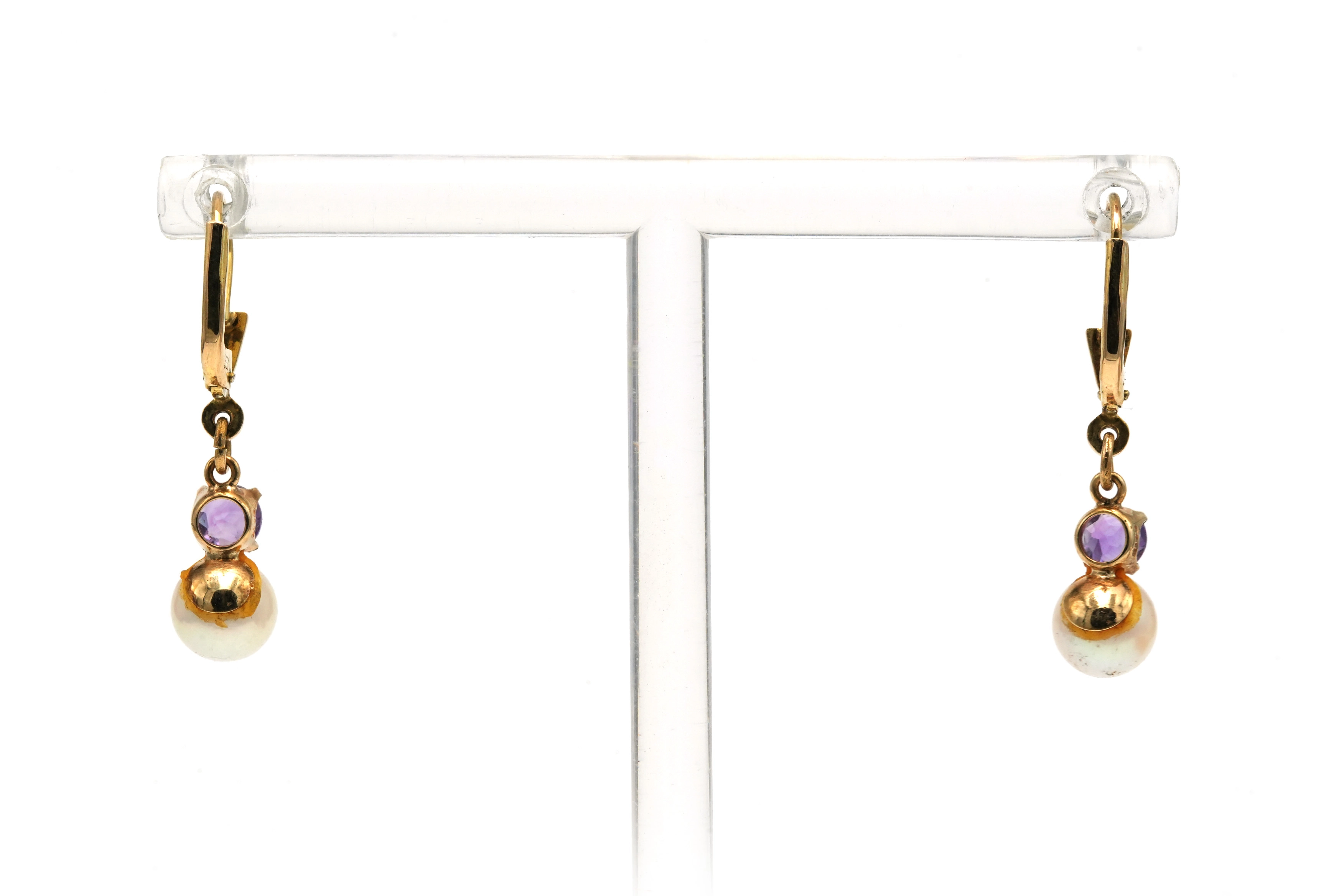 Boucles d'oreilles contemporaines en or jaune 8 carats serties de perles et d'améthystes - 3