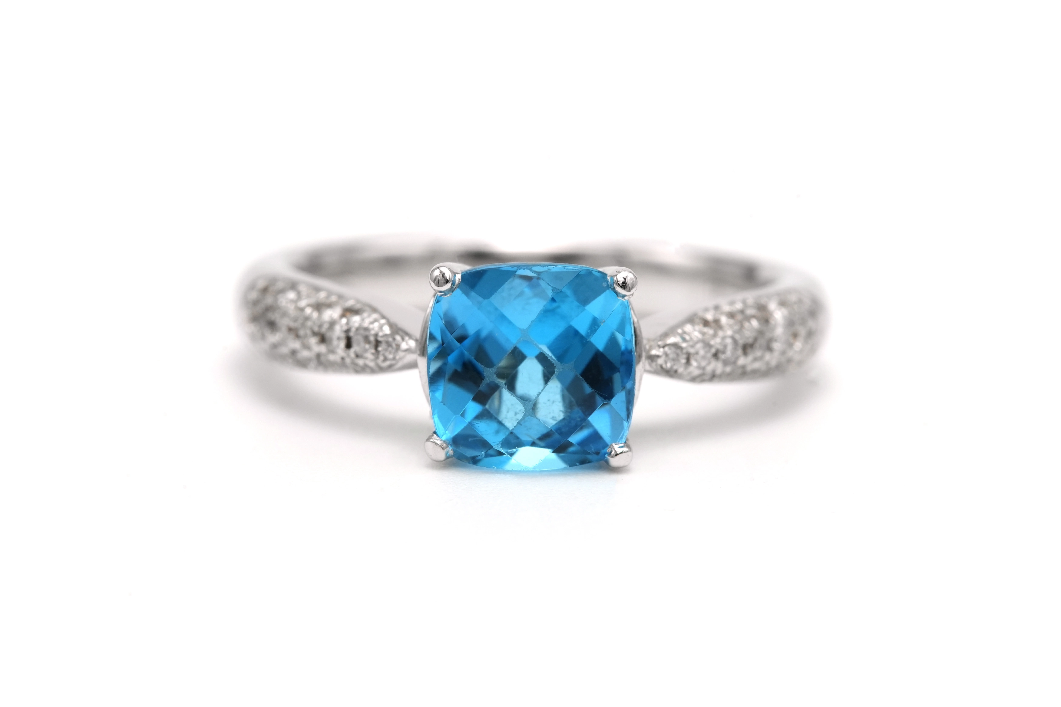 Bague contemporaine en or blanc 18 carats sertie d'une topaze et de diamants taille "brillant" (+-0.17ct) - 1