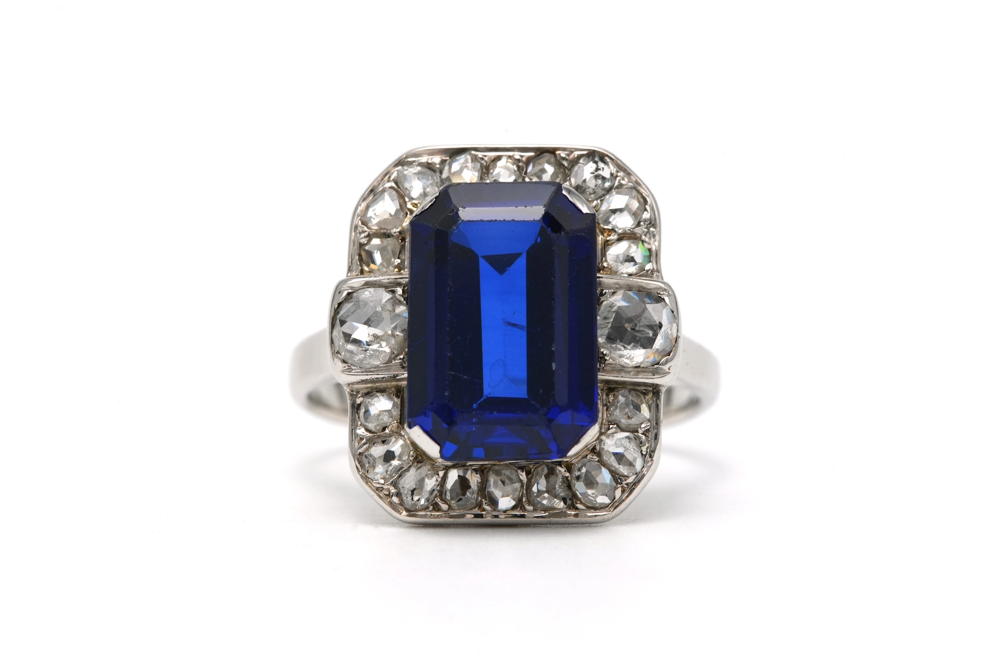 Bague Art Déco en or blanc 18 carats sertie d'un saphir de synthèse et de diamants taille "rose" - 1