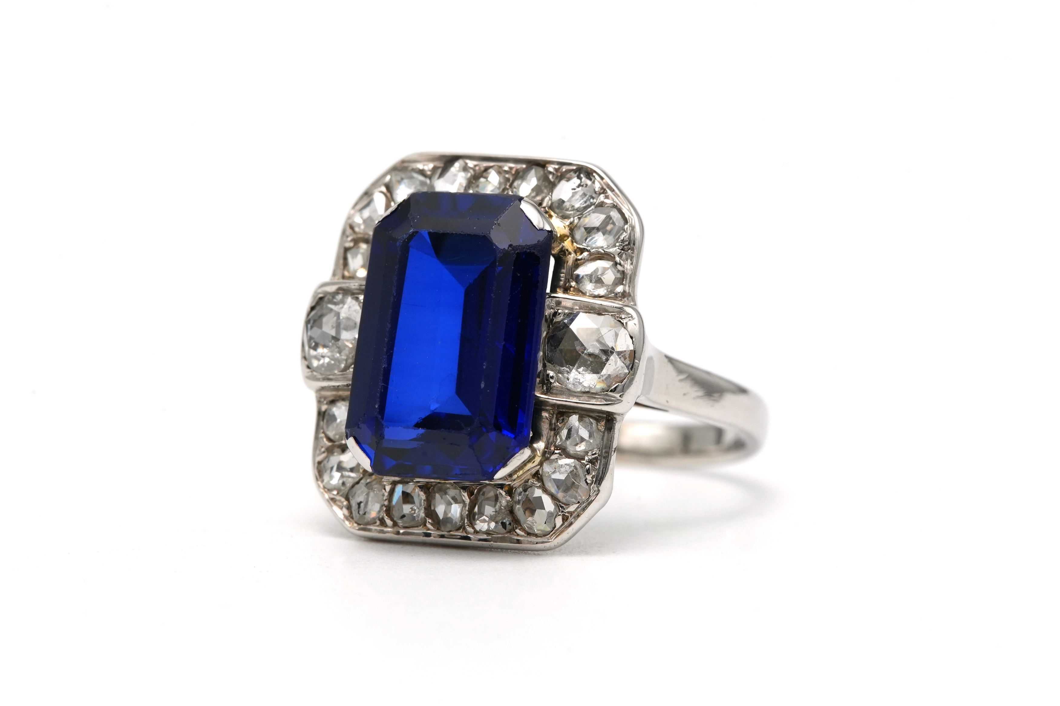 Bague Art Déco en or blanc 18 carats sertie d'un saphir de synthèse et de diamants taille "rose" - 2
