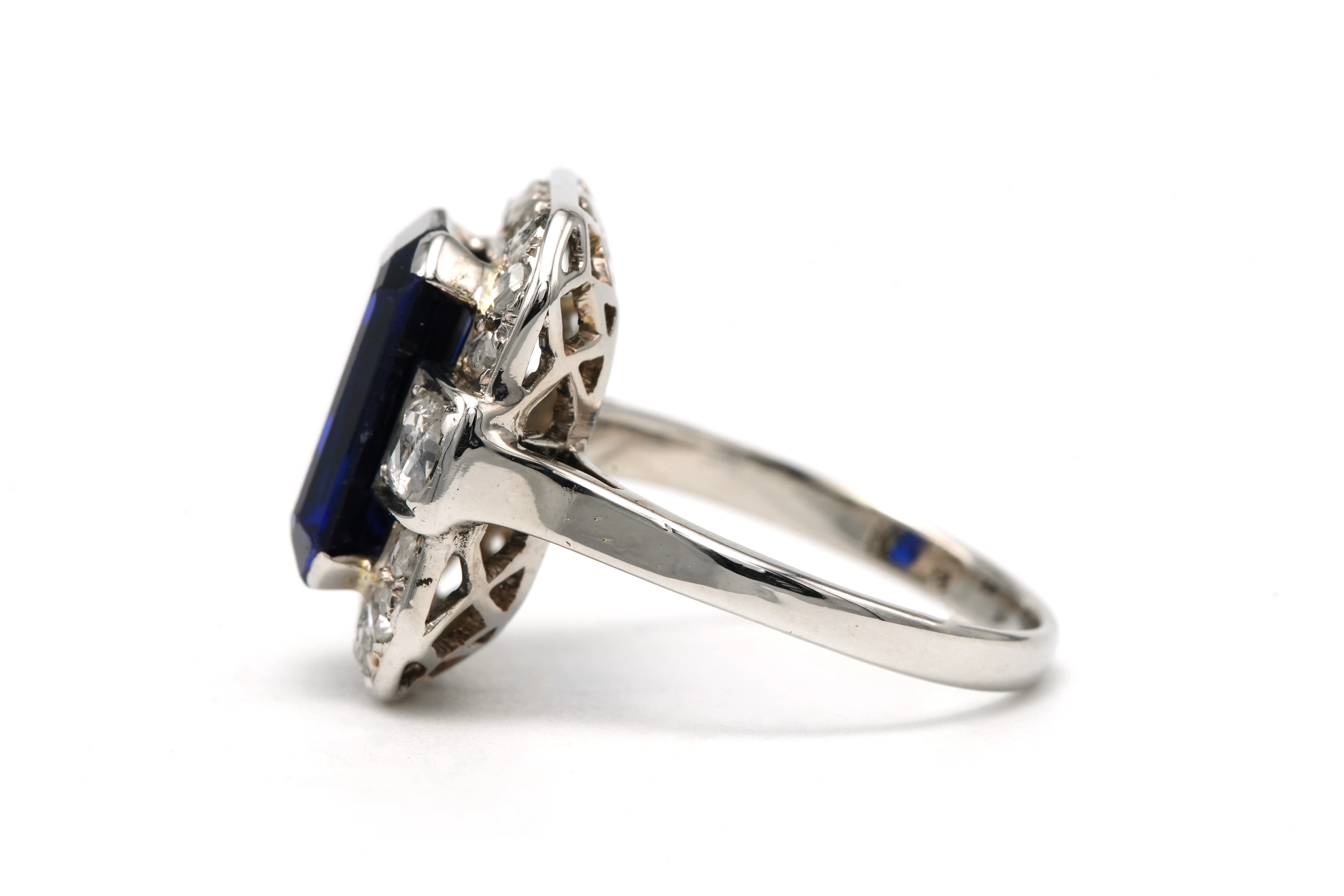 Bague Art Déco en or blanc 18 carats sertie d'un saphir de synthèse et de diamants taille "rose" - 3