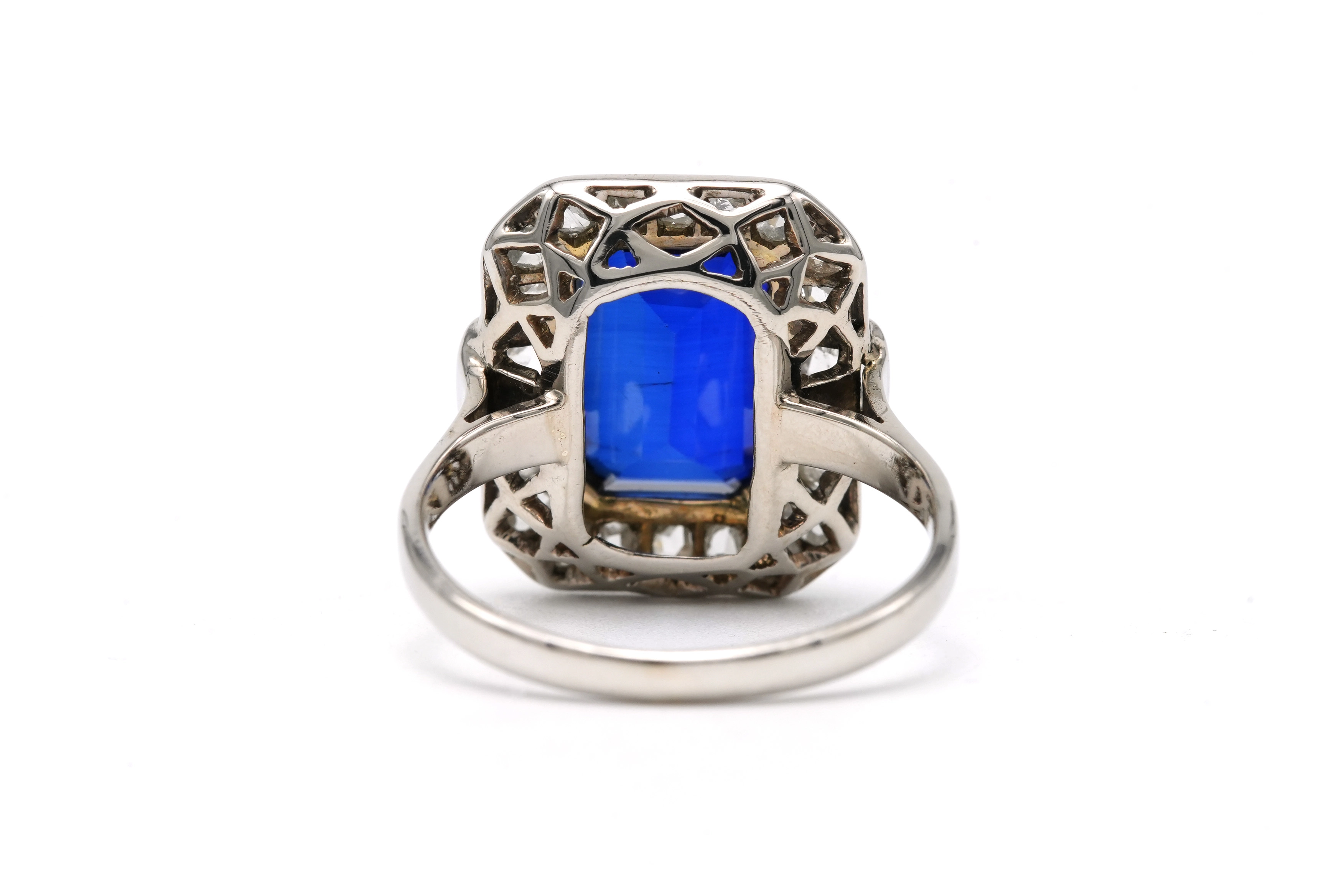 Bague Art Déco en or blanc 18 carats sertie d'un saphir de synthèse et de diamants taille "rose" - 4