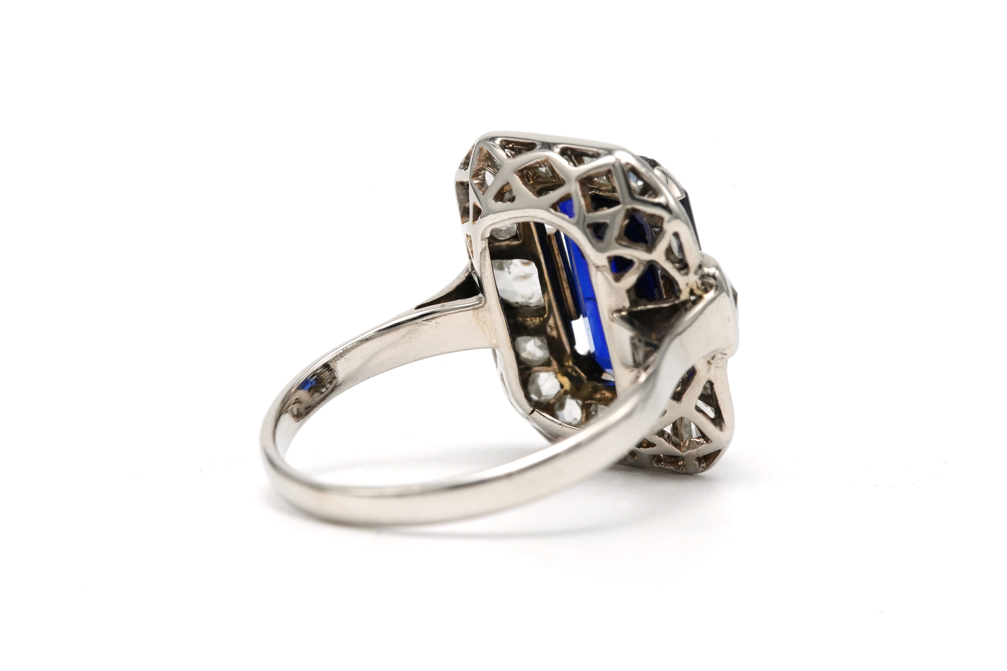 Bague Art Déco en or blanc 18 carats sertie d'un saphir de synthèse et de diamants taille "rose" - 5