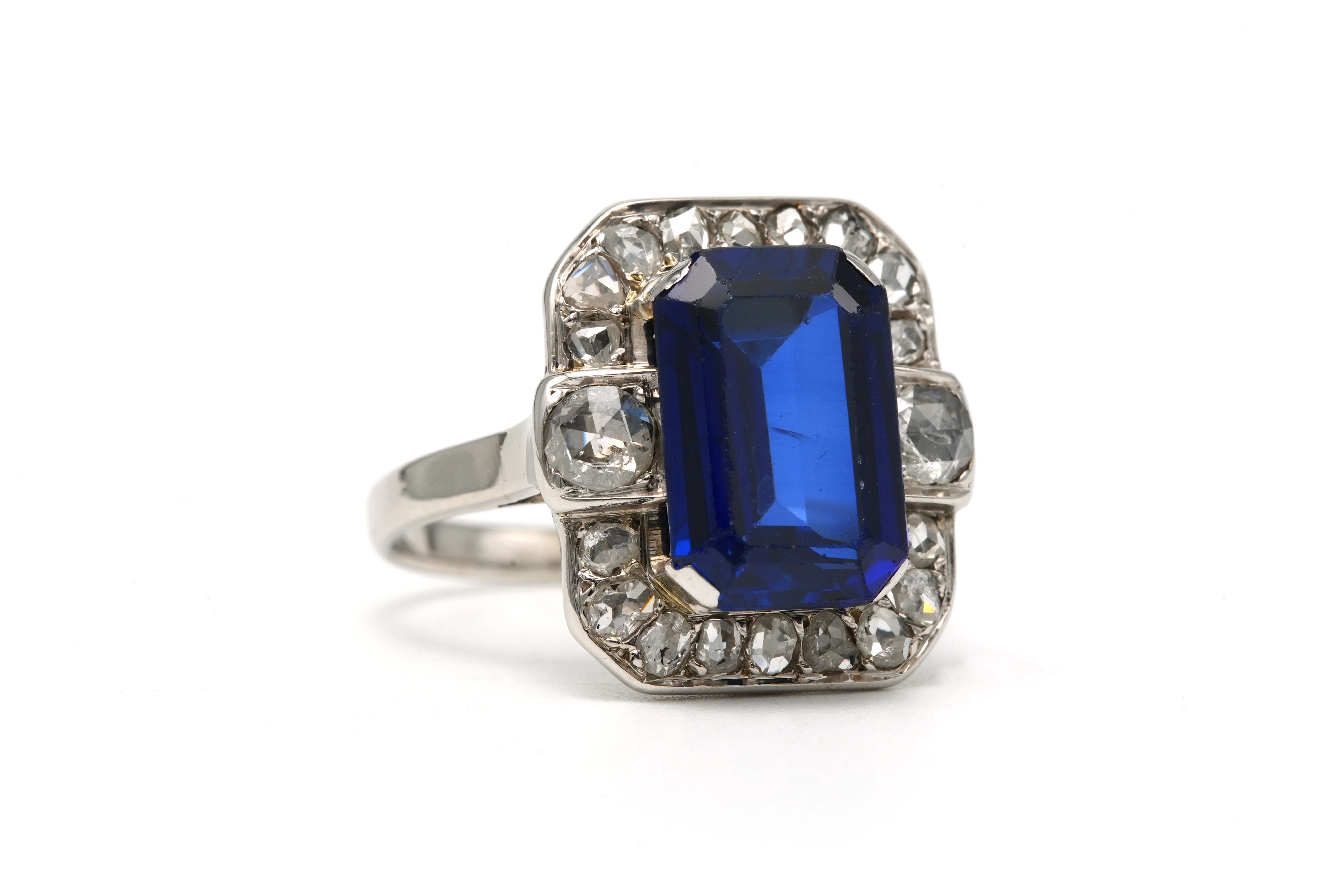 Bague Art Déco en or blanc 18 carats sertie d'un saphir de synthèse et de diamants taille "rose" - 6