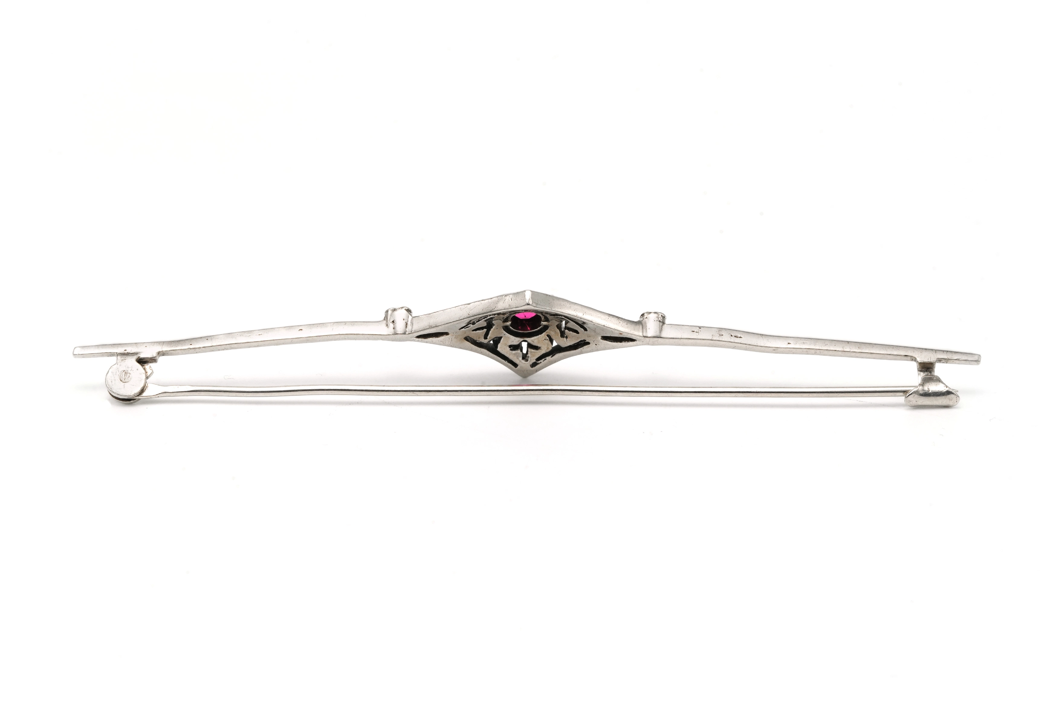 Broche Art Déco en argent 800 sertie d'un rubis et de marcassites - 3