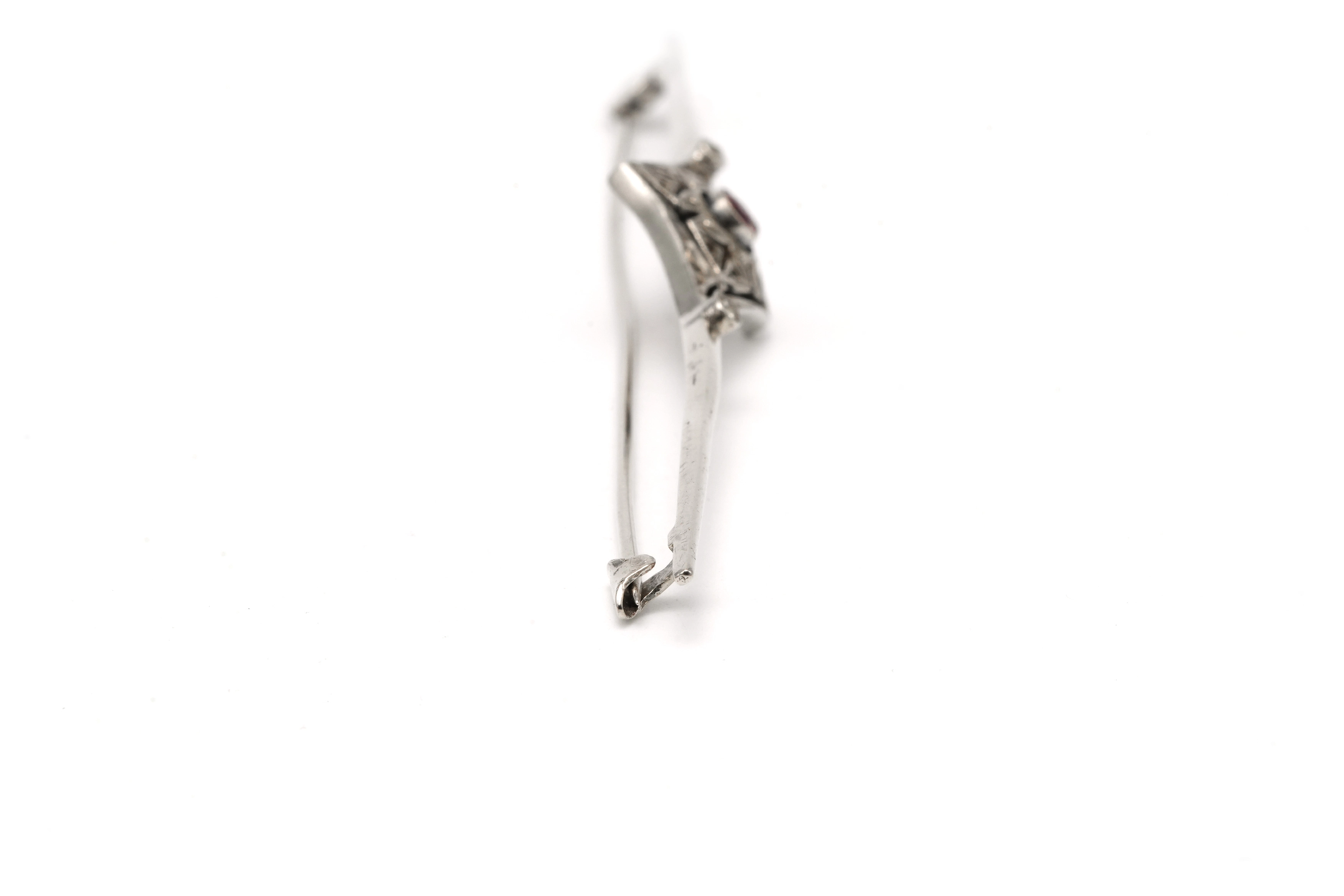 Broche Art Déco en argent 800 sertie d'un rubis et de marcassites - 5