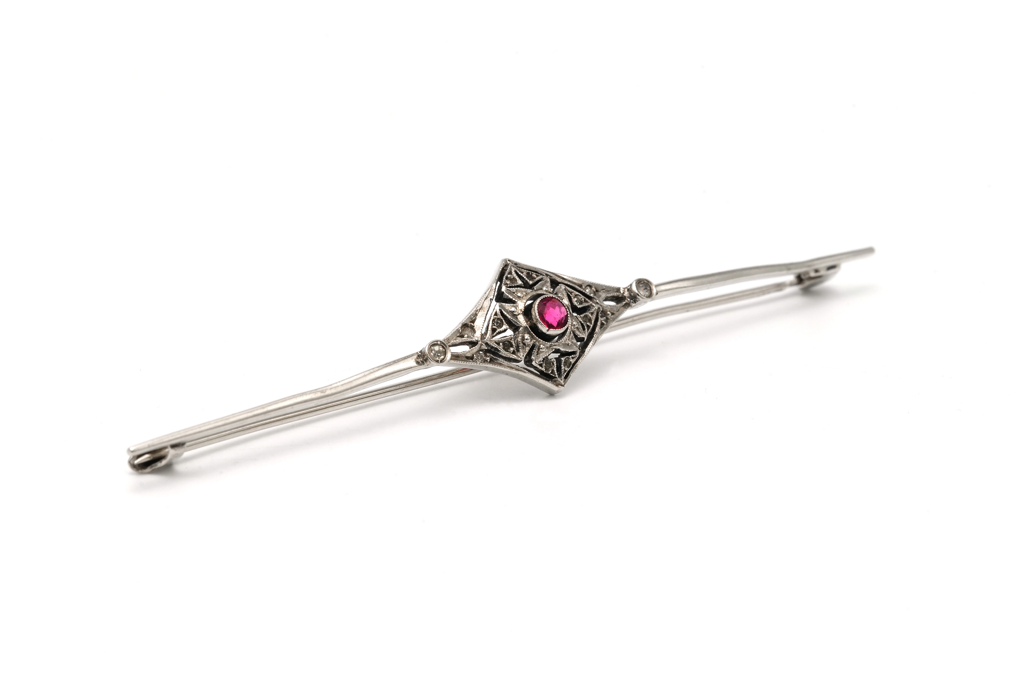 Broche Art Déco en argent 800 sertie d'un rubis et de marcassites - 6