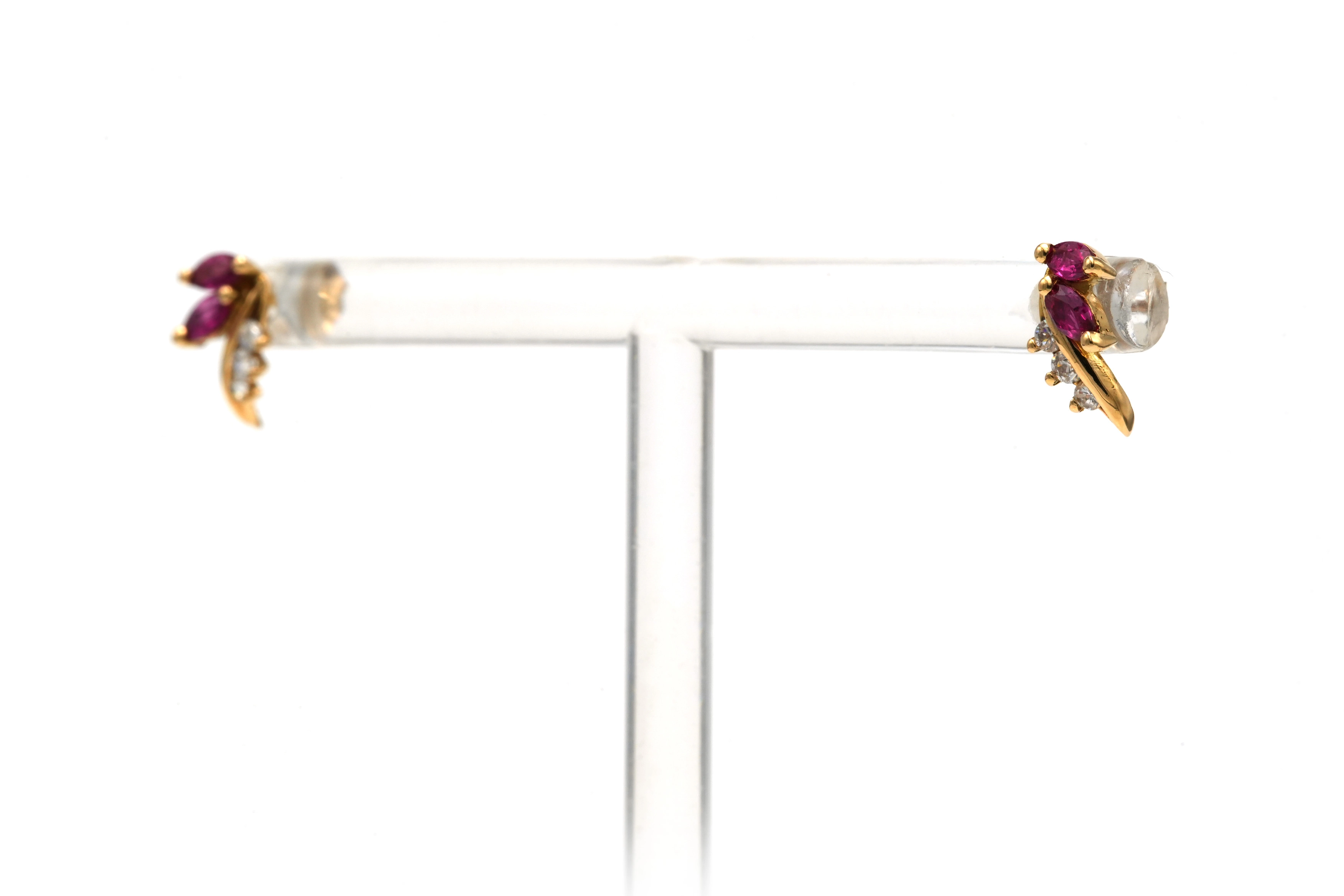 Boucles d'oreilles contemporaines en or jaune 18 carats serties de rubis et de diamants "taille" brillant (+-0.12 ct) - - 2