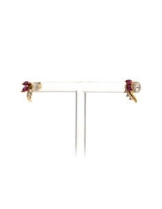 Boucles d'oreilles contemporaines en or jaune 18 carats serties de rubis et de diamants "taille" brillant (+-0.12 ct) - - 2
